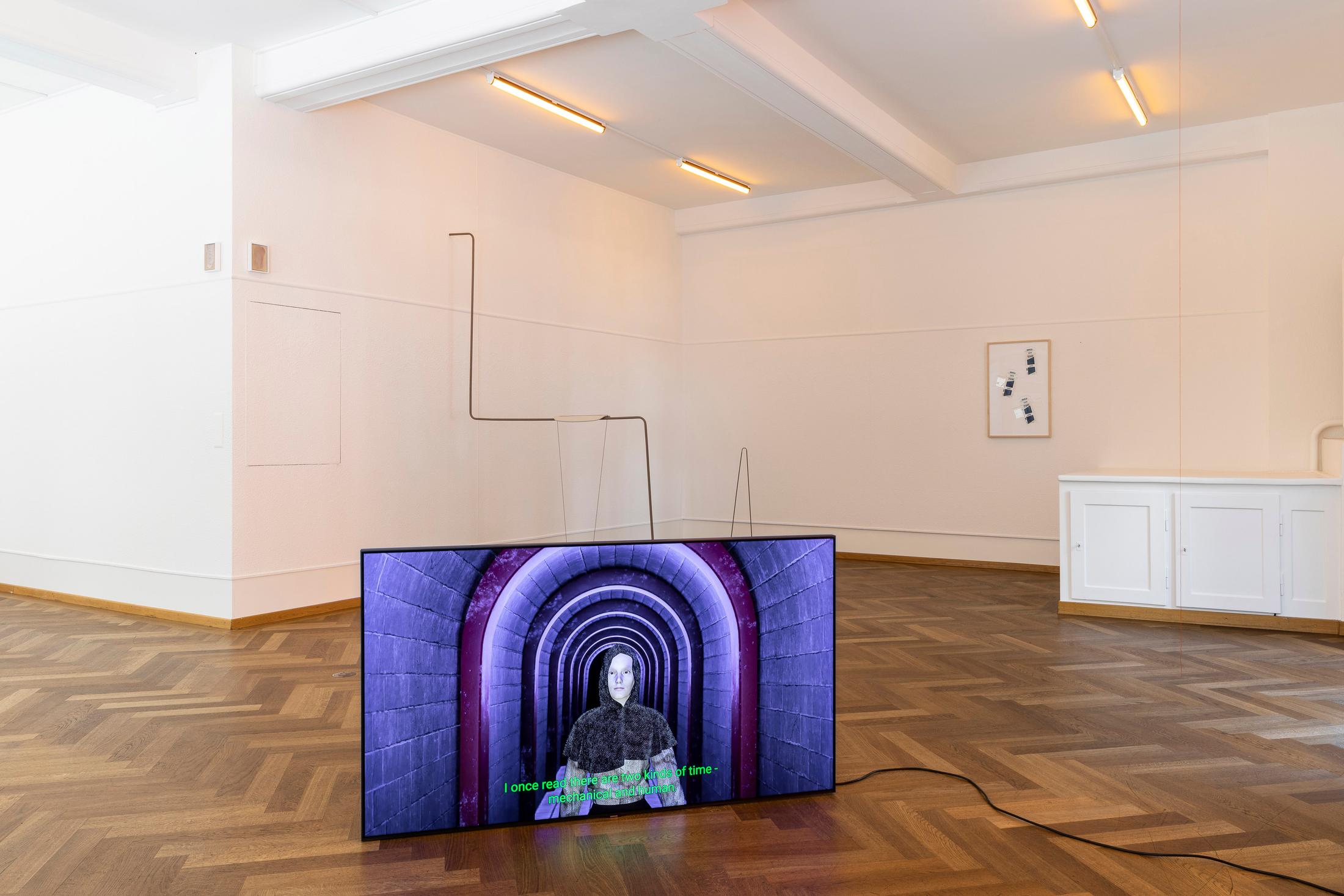 Exhibition View Groupshow «Seemingly Incurable Sensation of Temporal Ambiguity; view on Left to right: Isabelle Richner, Real Madrid, Elin Gonzalez & Callum Ross (front video)» at KRONE COURONNE, Biel/Bienne, 2021 / Photo: © Michal Florence Schorro / Courtesy: the artists and KRONE COURONNE