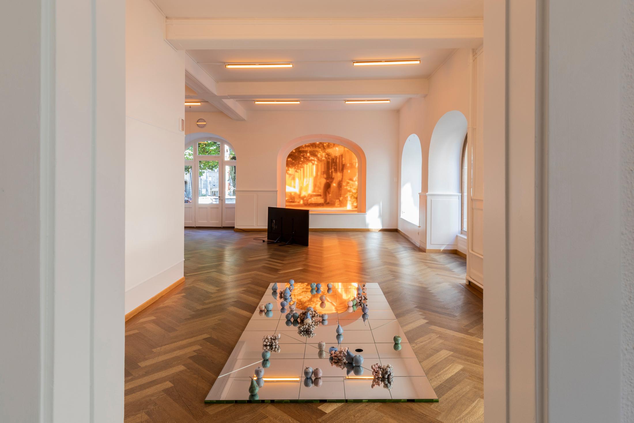 Exhibition View Groupshow «Seemingly Incurable Sensation of Temporal Ambiguity» at KRONE COURONNE, Biel/Bienne, 2021 / Photo: © Michal Florence Schorro / Courtesy: the artists and KRONE COURONNE