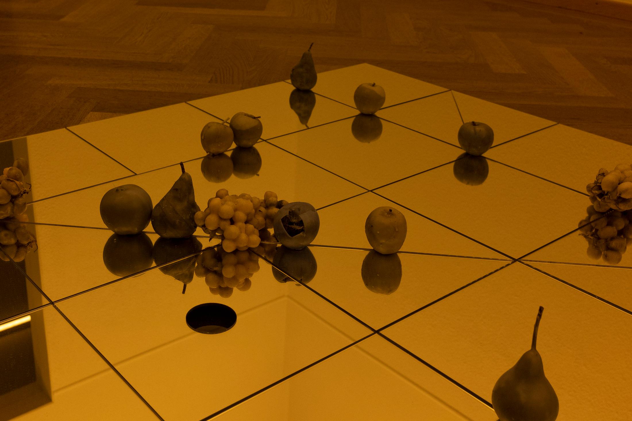 Exhibition View Groupshow «Seemingly Incurable Sensation of Temporal Ambiguity; view on Front to back: Paulo Wirz, (detail)» at KRONE COURONNE, Biel/Bienne, 2021 / Photo: © Michal Florence Schorro / Courtesy: the artists and KRONE COURONNE