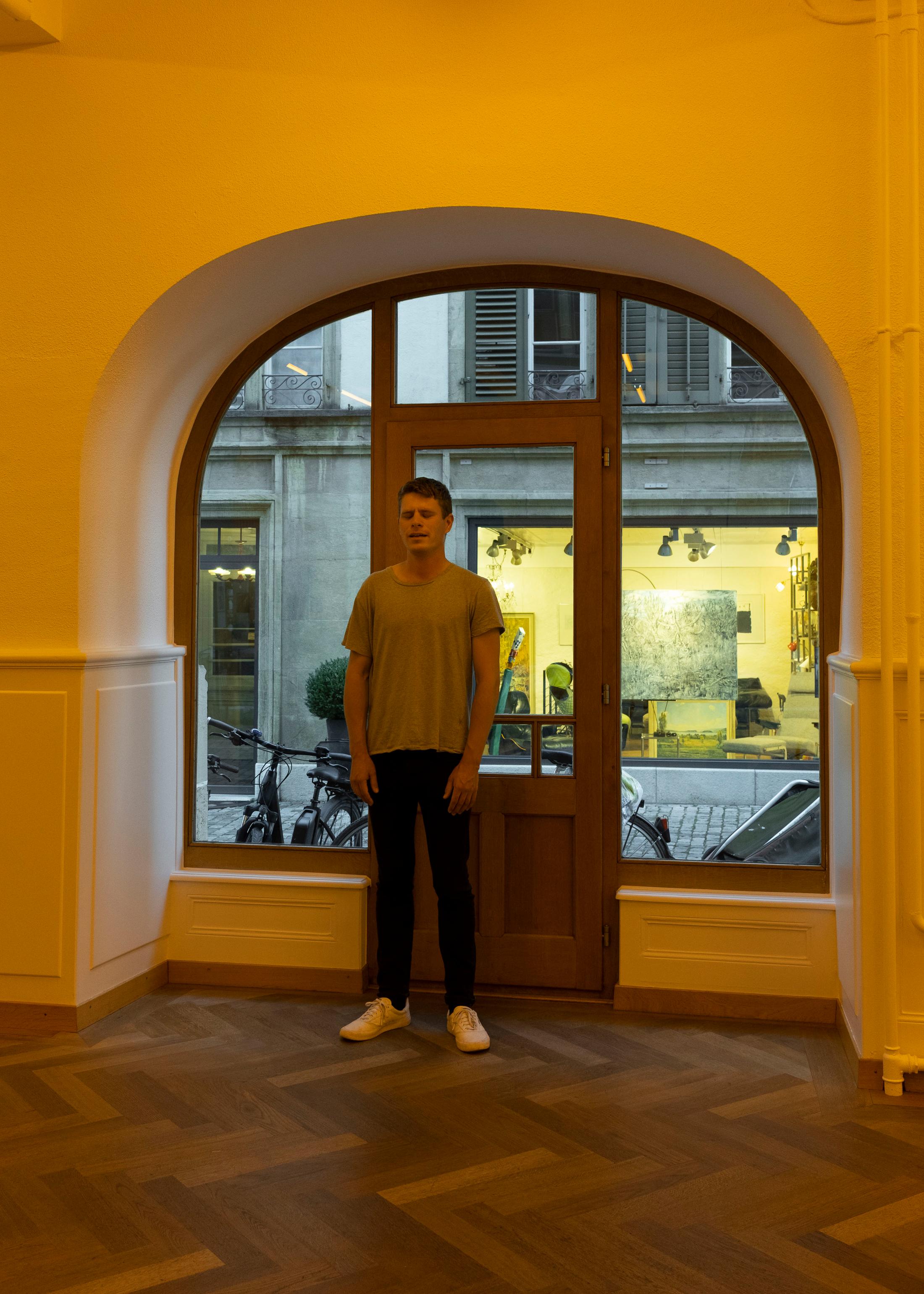 Exhibition View Groupshow «Seemingly Incurable Sensation of Temporal Ambiguity; view on Performance: Colin Raynal (vernissage)» at KRONE COURONNE, Biel/Bienne, 2021 / Photo: © Michal Florence Schorro / Courtesy: the artists and KRONE COURONNE