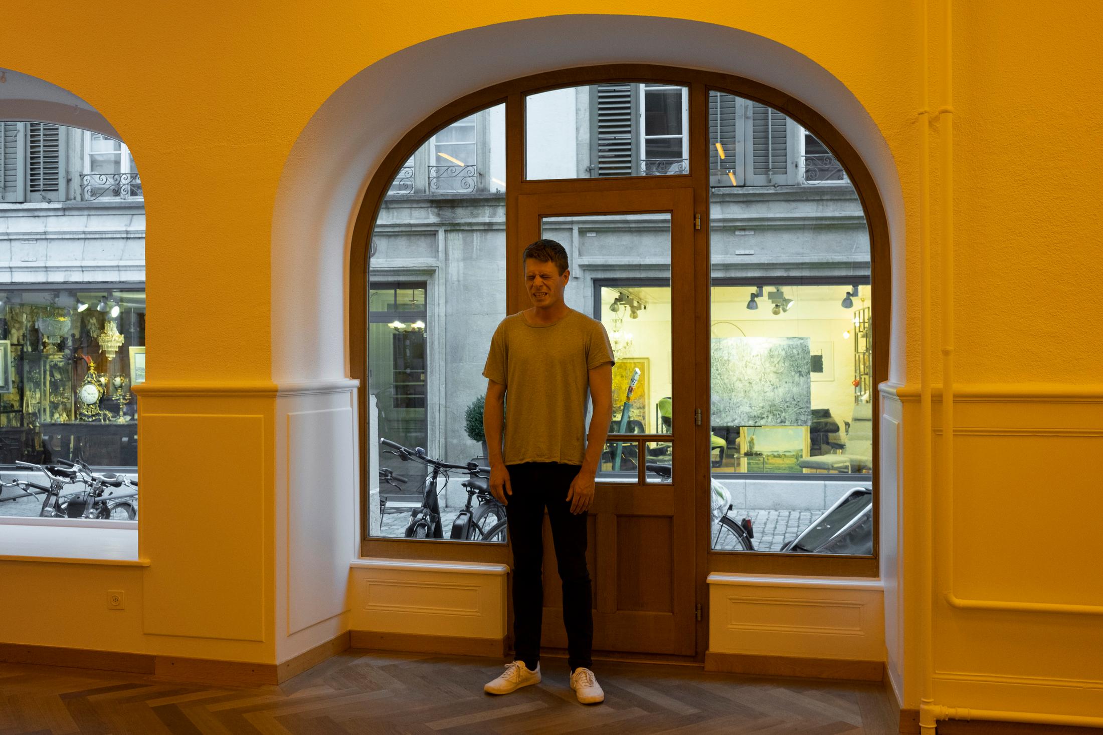 Exhibition View Groupshow «Seemingly Incurable Sensation of Temporal Ambiguity; view on Performance: Colin Raynal (vernissage)» at KRONE COURONNE, Biel/Bienne, 2021 / Photo: © Michal Florence Schorro / Courtesy: the artists and KRONE COURONNE