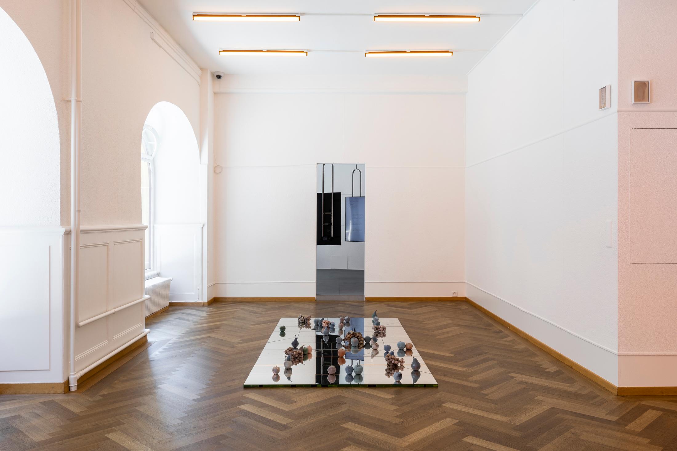 Exhibition View Groupshow «Seemingly Incurable Sensation of Temporal Ambiguity; view on Performance: Colin Raynal (vernissage)» at KRONE COURONNE, Biel/Bienne, 2021 / Photo: © Michal Florence Schorro / Courtesy: the artists and KRONE COURONNE