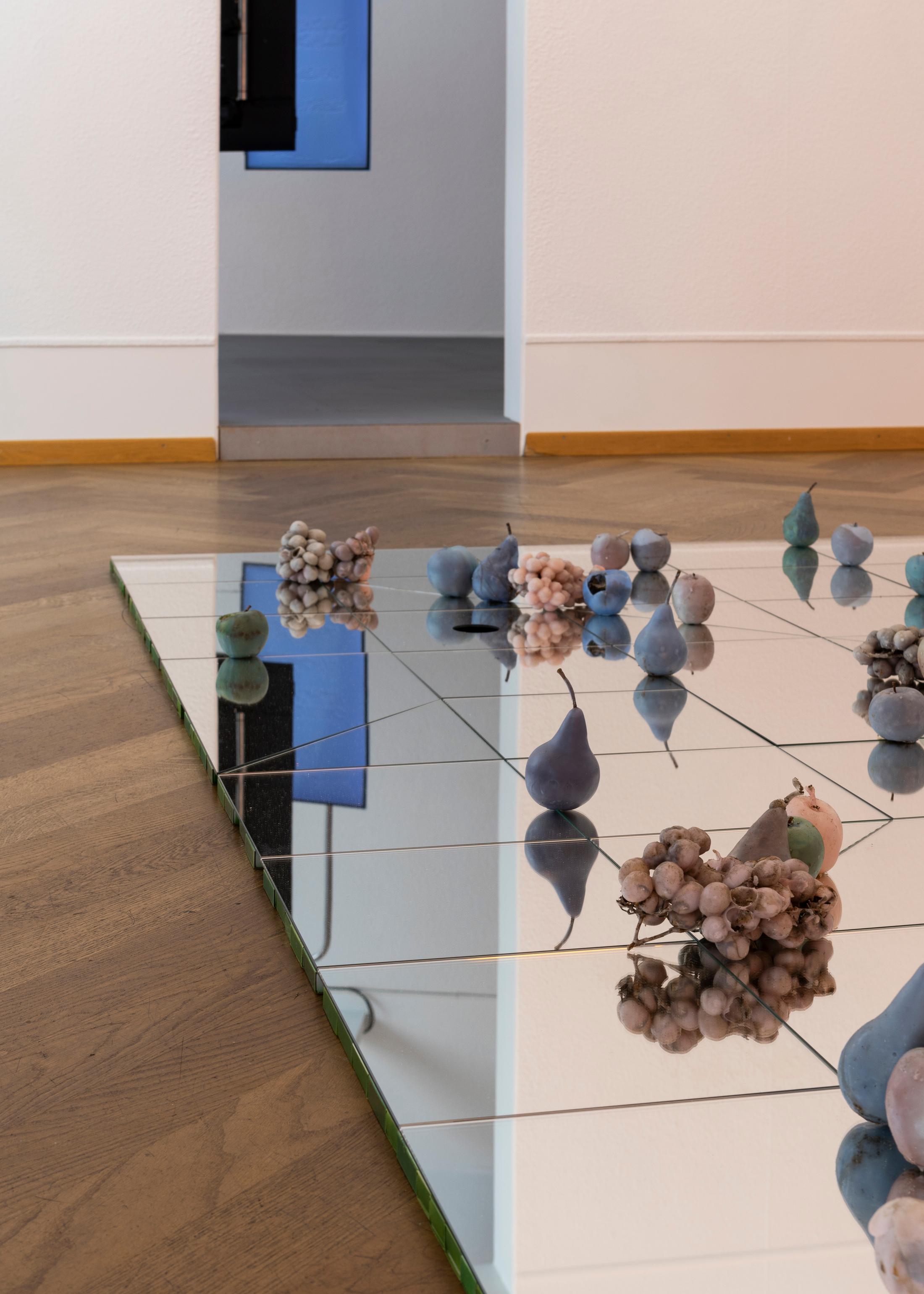 Exhibition View Groupshow «Seemingly Incurable Sensation of Temporal Ambiguity; view on Performance: Colin Raynal (vernissage)» at KRONE COURONNE, Biel/Bienne, 2021 / Photo: © Michal Florence Schorro / Courtesy: the artists and KRONE COURONNE