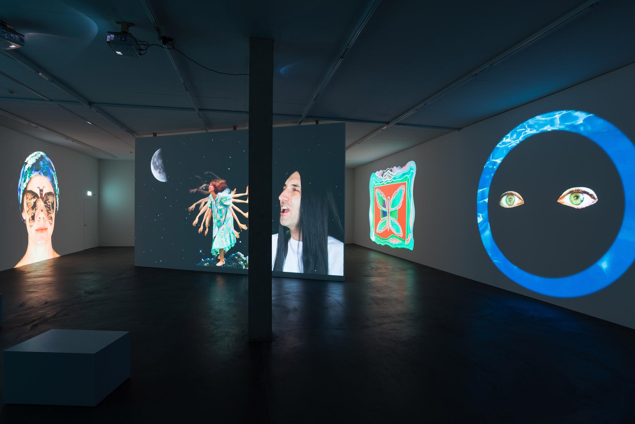 Installation View Shana Moulton «Whispering Pines ∞» at Galerie Gregor Staiger, Zurich, 2018 © / Courtesy the artist & Galerie Gregor Staiger