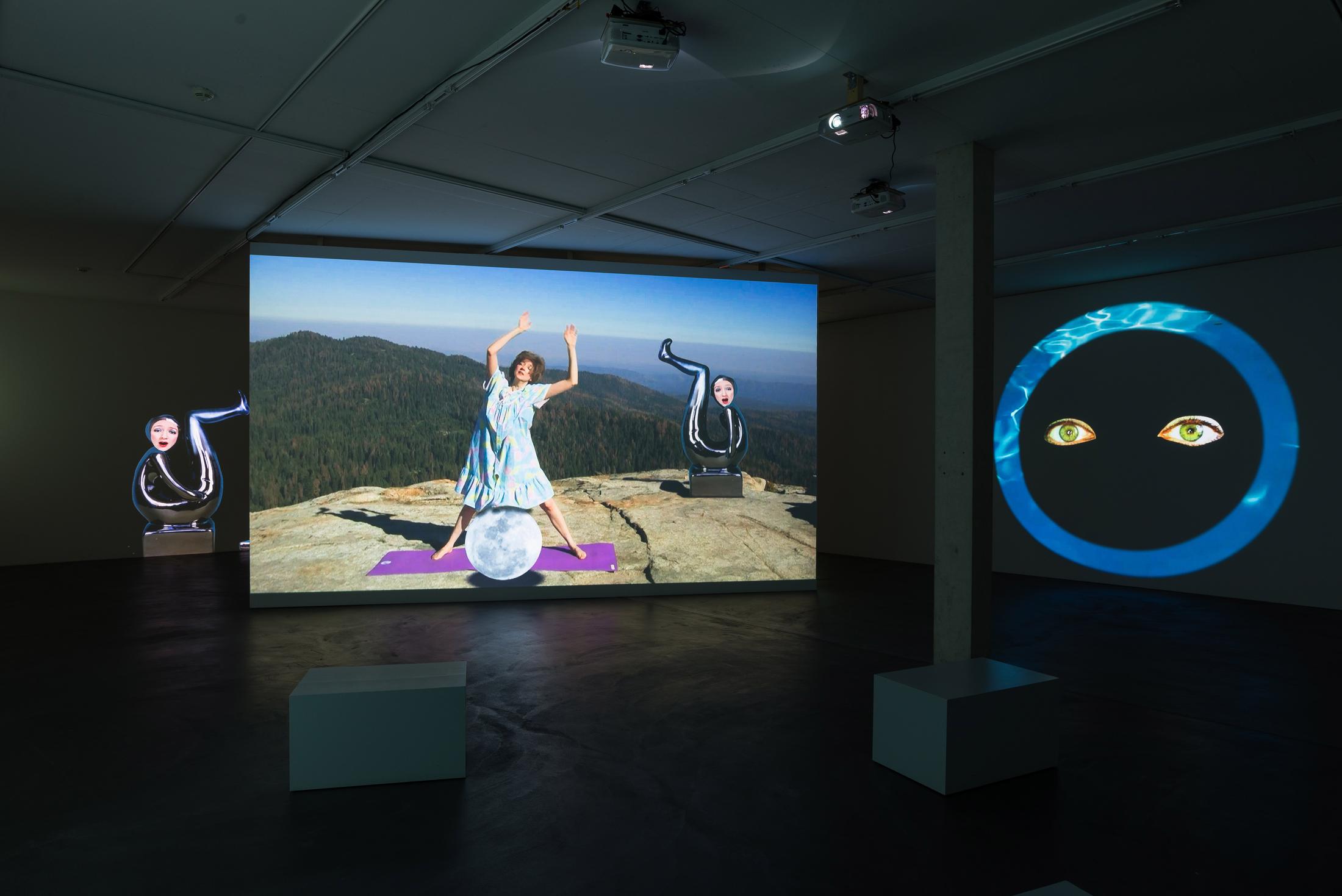 Installation View Shana Moulton «Whispering Pines ∞» at Galerie Gregor Staiger, Zurich, 2018 © / Courtesy the artist & Galerie Gregor Staiger