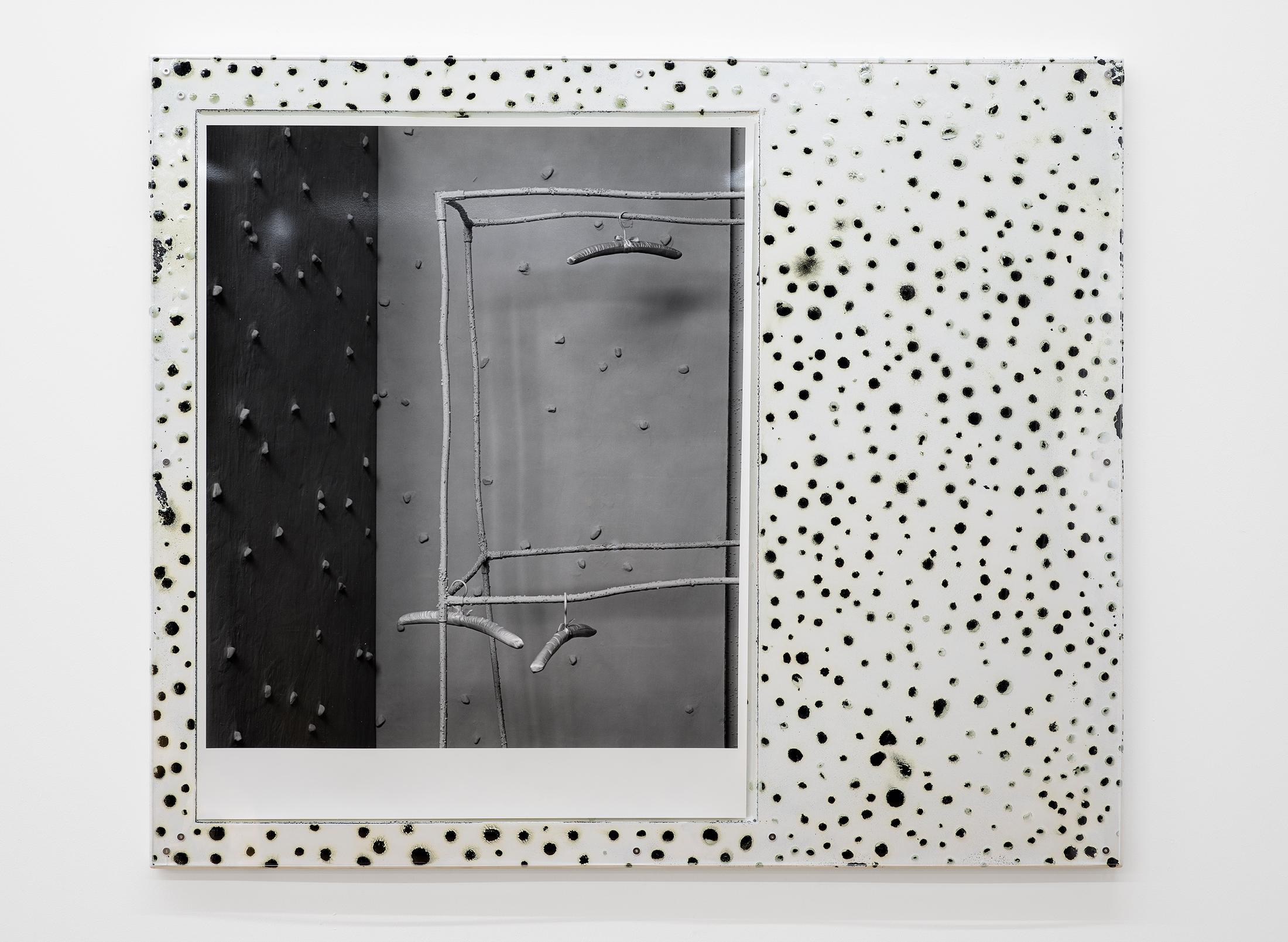 Exhibition View Stefan Burger Solo Show «Softbox; view on Stefan Burger, Kognitive Inkongruenz, Gelatin silver print, Enamelled steel plate, Acrylic glass, 2023» at Kirchgasse Gallery, Steckborn, 2023 / Photo: Cedric Mussano / Courtesy: the artist and Kirchgasse Gallery