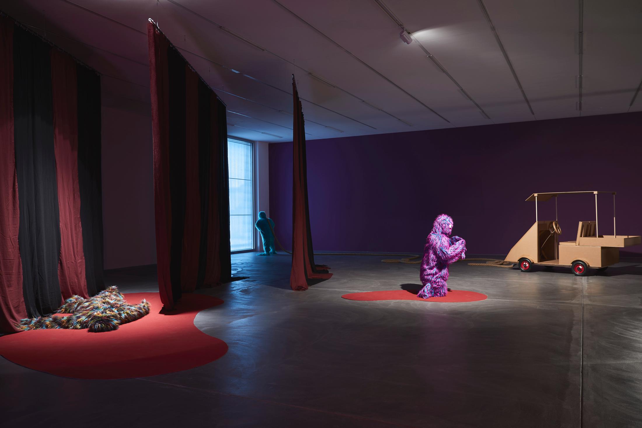 Exhibition View Stefan Tcherepnin Soloshow «Honky Tonk Calamity >< Ms. Fortune on the Links» at Kunsthalle Zürich, Zurich, 2019 / © Photo: Lucas Ziegler / Courtesy: the artist and Kunsthalle Zürich