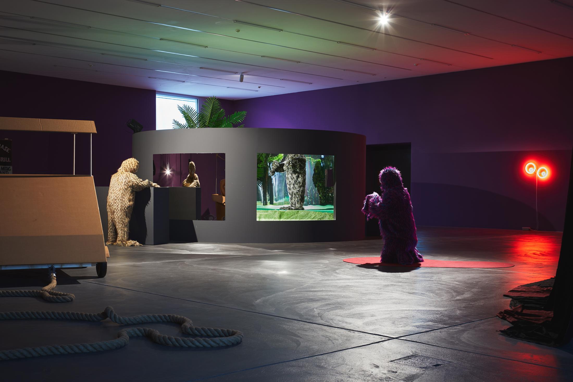 Exhibition View Stefan Tcherepnin Soloshow «Honky Tonk Calamity >< Ms. Fortune on the Links» at Kunsthalle Zürich, Zurich, 2019 / © Photo: Lucas Ziegler / Courtesy: the artist and Kunsthalle Zürich