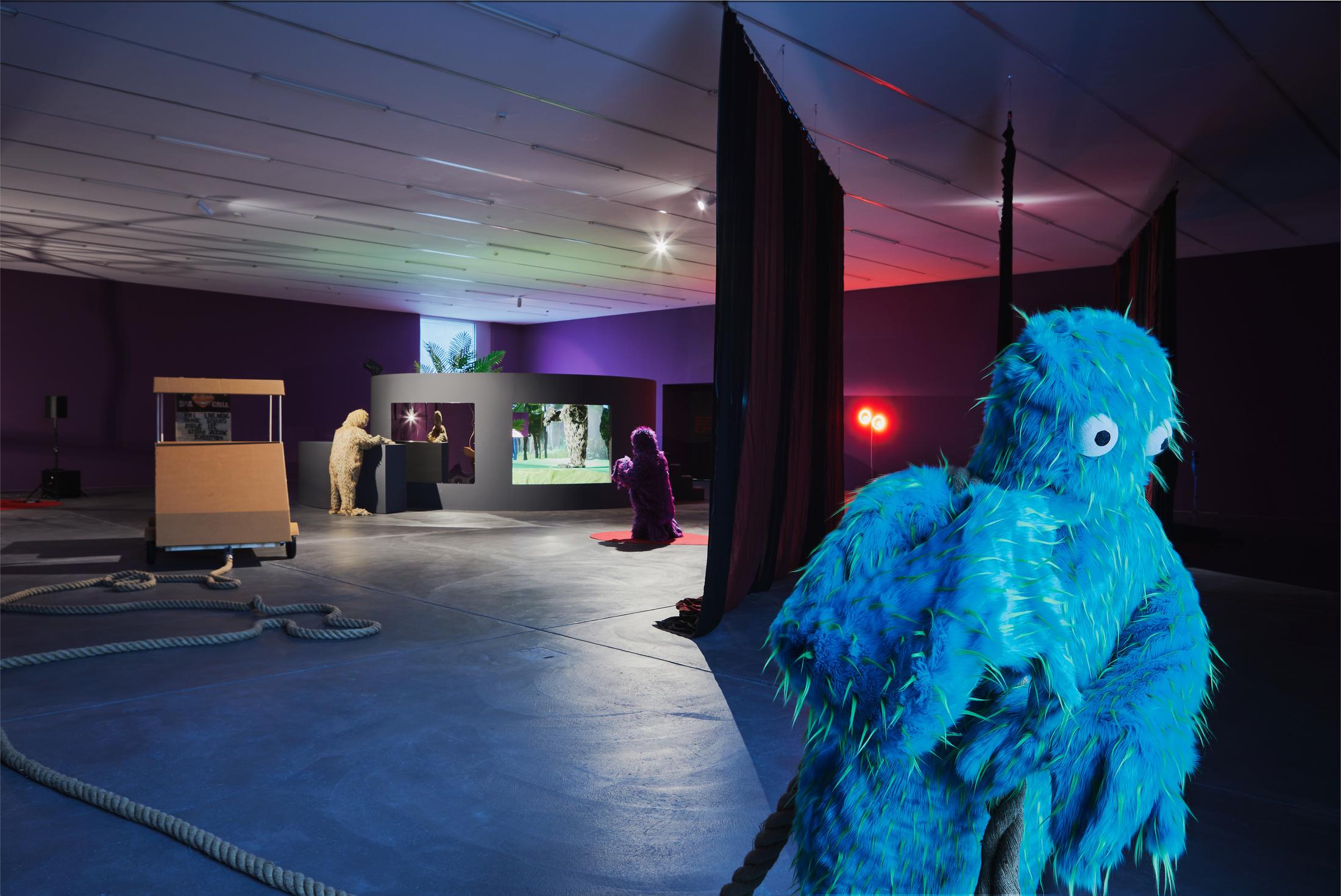 Exhibition View Stefan Tcherepnin Soloshow «Honky Tonk Calamity >< Ms. Fortune on the Links» at Kunsthalle Zürich, Zurich, 2019 / © Photo: Lucas Ziegler / Courtesy: the artist and Kunsthalle Zürich