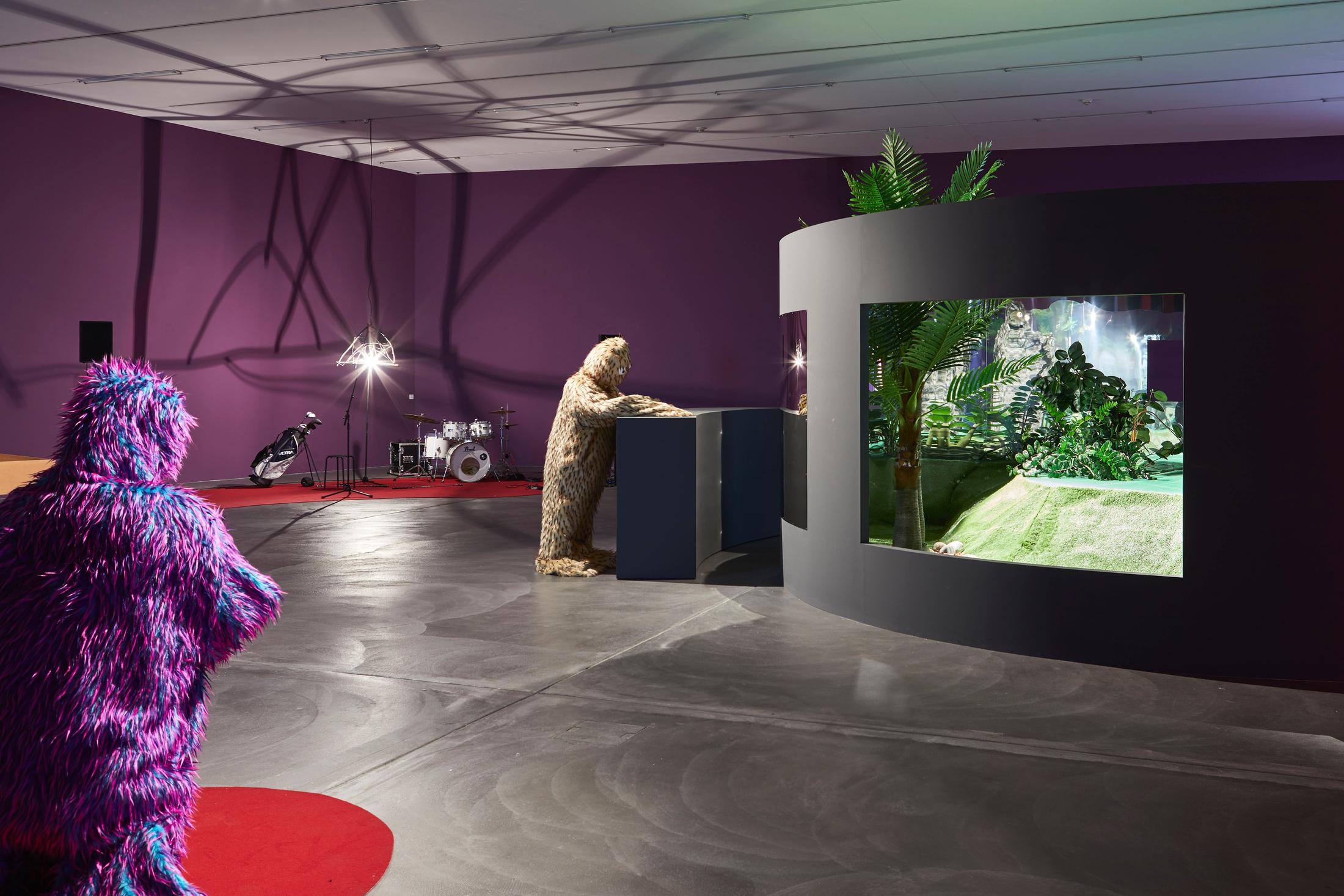 Exhibition View Stefan Tcherepnin Soloshow «Honky Tonk Calamity >< Ms. Fortune on the Links» at Kunsthalle Zürich, Zurich, 2019 / © Photo: Lucas Ziegler / Courtesy: the artist and Kunsthalle Zürich