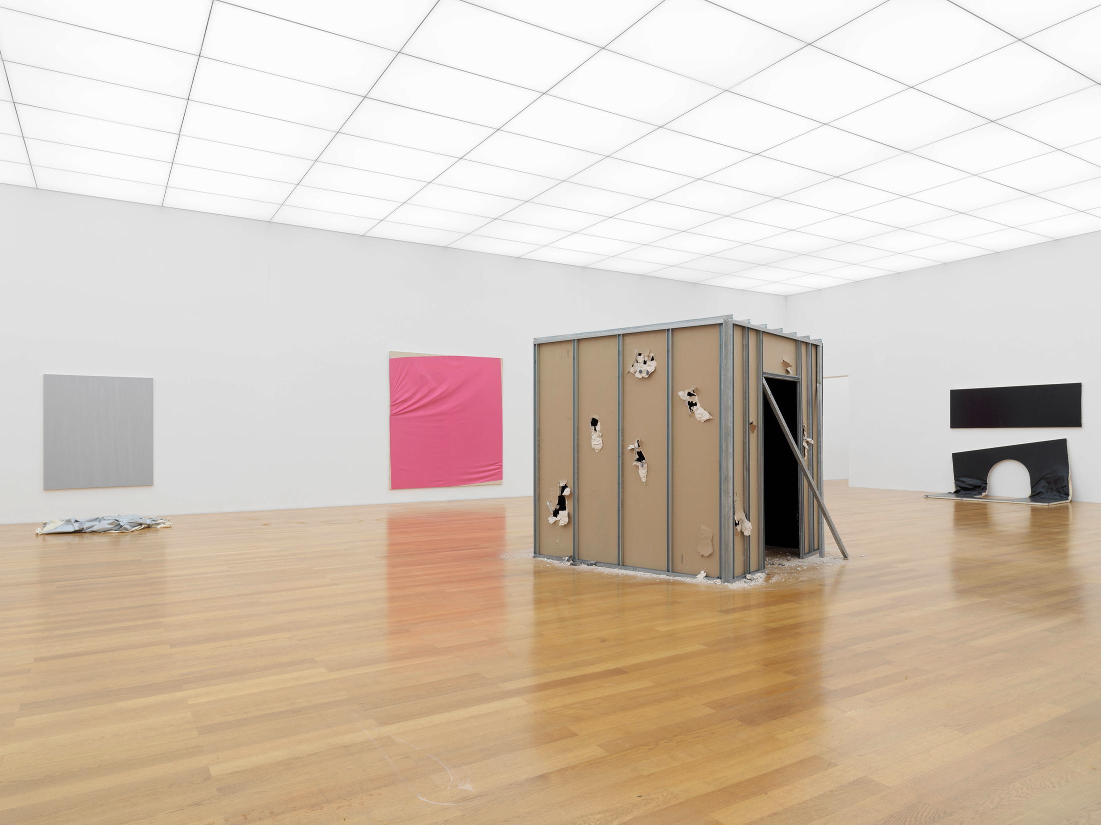 Exhibition View Steven Parrino Soloshow «Nihilism Is Love» at Kunstmuseum Liechtenstein, Liechtenstein, 2020 / Photo: Stefan Altenburger / © Kunstmuseum Liechtenstein / Courtesy: the artist and Kunstmuseum Liechtenstein