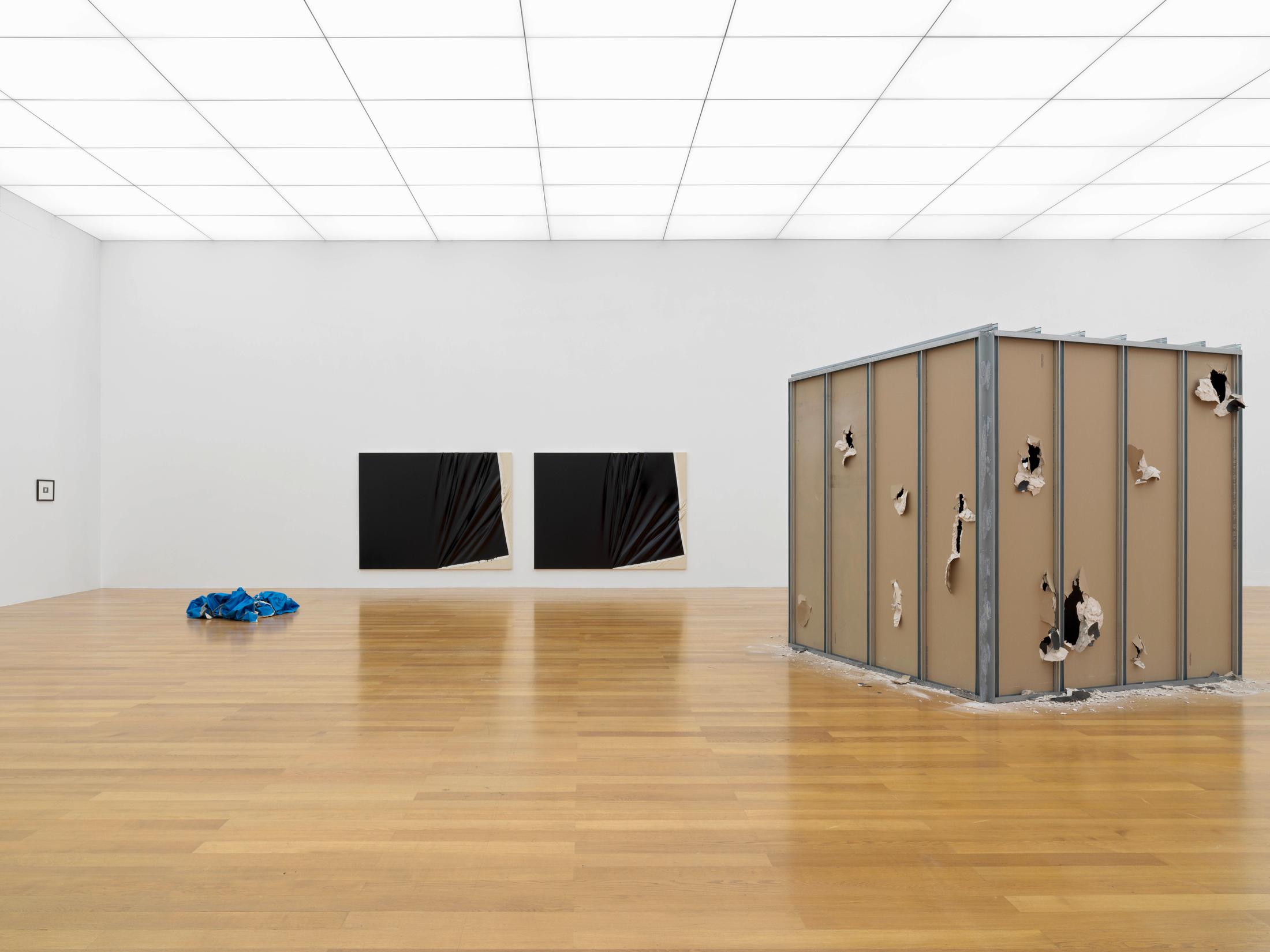 Exhibition View Steven Parrino Soloshow «Nihilism Is Love» at Kunstmuseum Liechtenstein, Liechtenstein, 2020 / Photo: Stefan Altenburger / © Kunstmuseum Liechtenstein / Courtesy: the artist and Kunstmuseum Liechtenstein