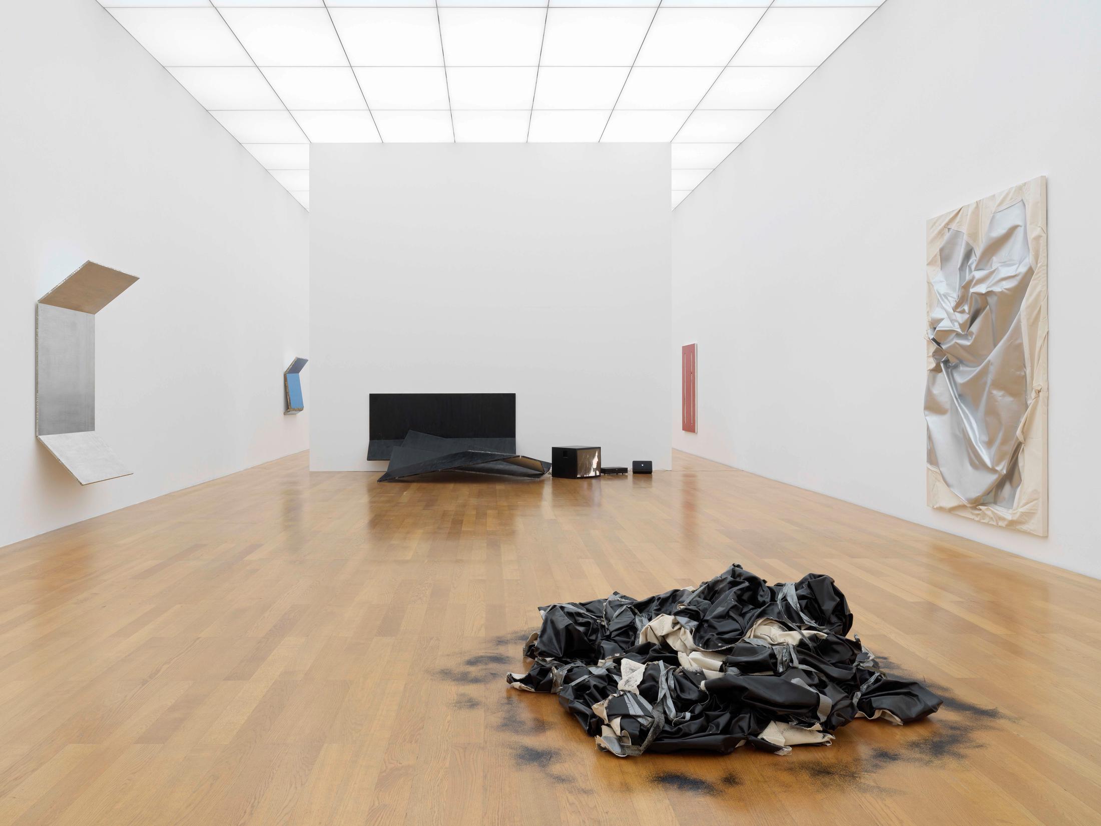 Exhibition View Steven Parrino Soloshow «Nihilism Is Love» at Kunstmuseum Liechtenstein, Liechtenstein, 2020 / Photo: Stefan Altenburger / © Kunstmuseum Liechtenstein / Courtesy: the artist and Kunstmuseum Liechtenstein