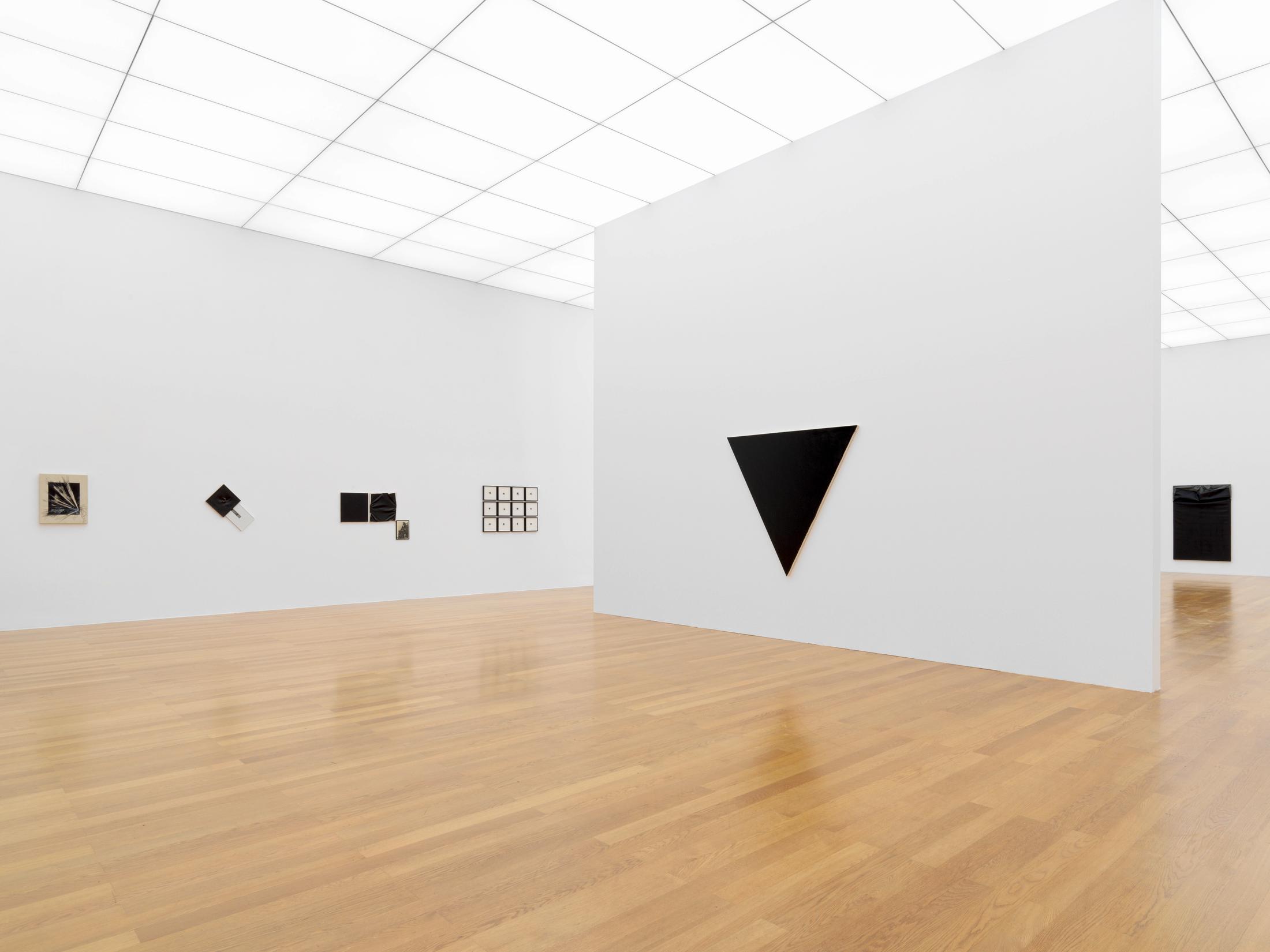 Exhibition View Steven Parrino Soloshow «Nihilism Is Love» at Kunstmuseum Liechtenstein, Liechtenstein, 2020 / Photo: Stefan Altenburger / © Kunstmuseum Liechtenstein / Courtesy: the artist and Kunstmuseum Liechtenstein