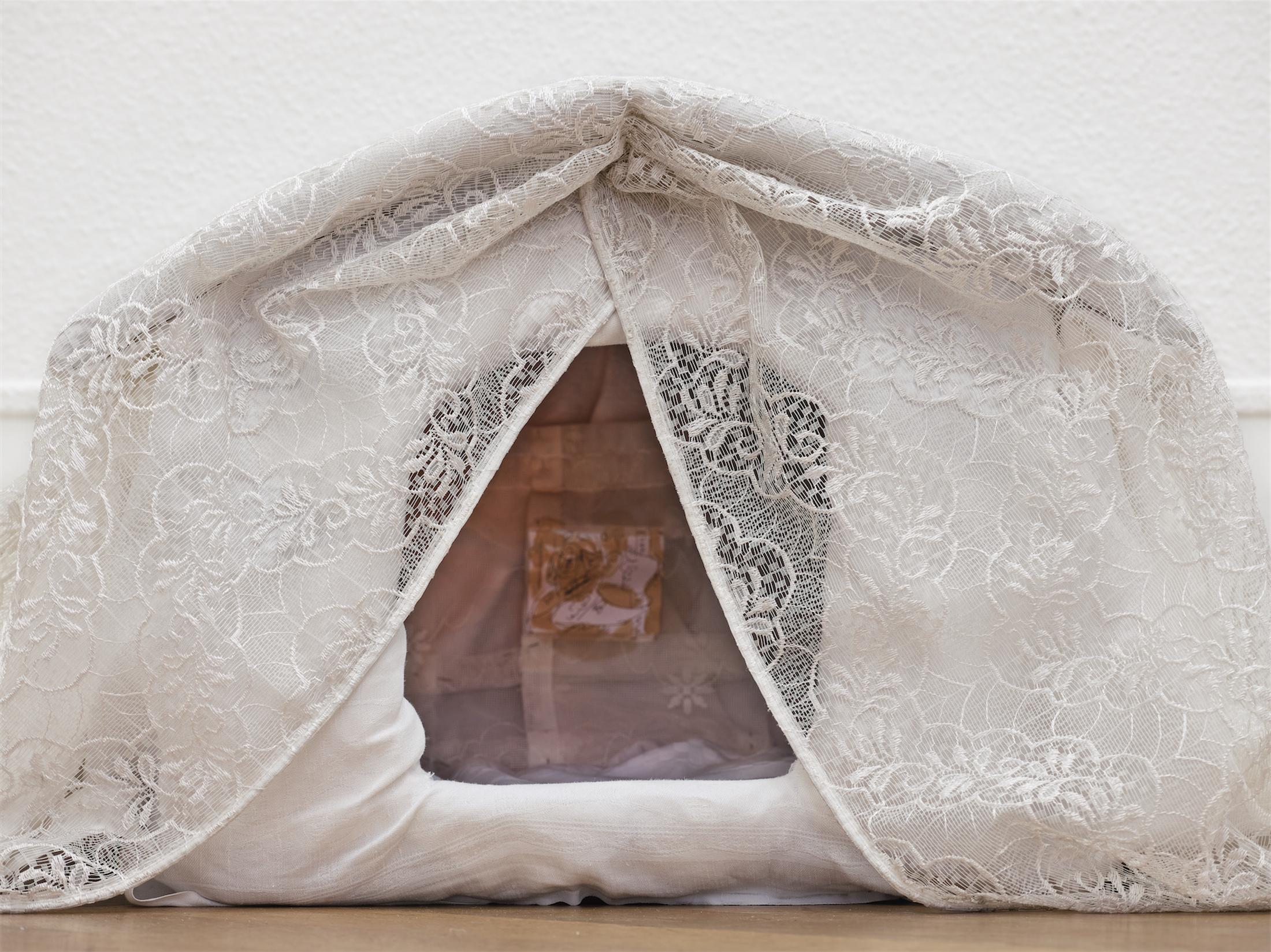 Exhibition View Group Show «Stitches. Home as Composition; view on Jessy Razafimandimby,
Niche anthropogénique II (floor), 2021» at Krone Couronne, Biel/Bienne, 2022 / Photo: Nicolas Delaroche / Courtesy: the artists and Krone Couronne