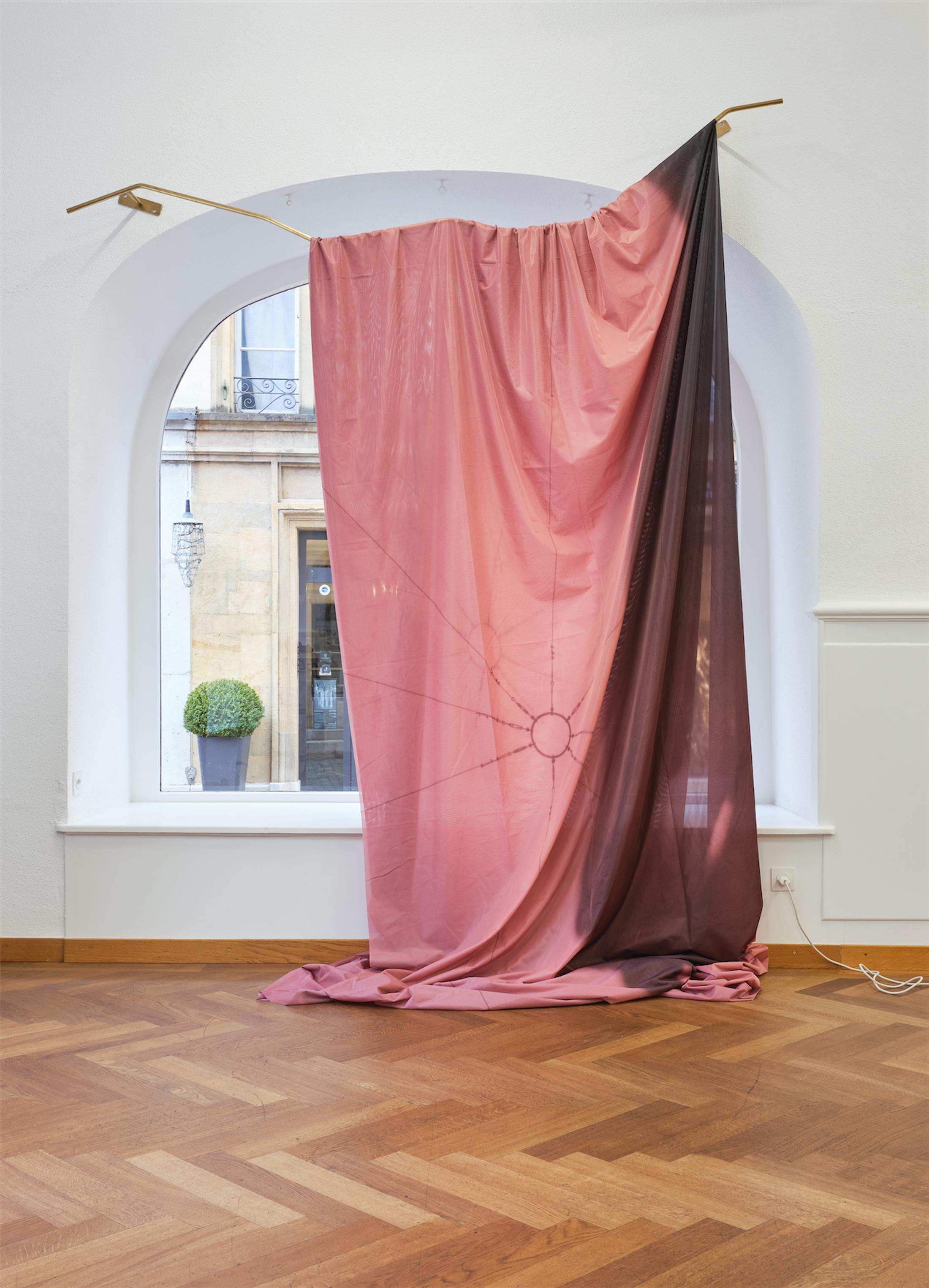 Exhibition View Group Show «Stitches. Home as Composition; view on Clare Kenny, Trying to Remember, 2017» at Krone Couronne, Biel/Bienne, 2022 / Photo: Nicolas Delaroche / Courtesy: the artists and Krone Couronne