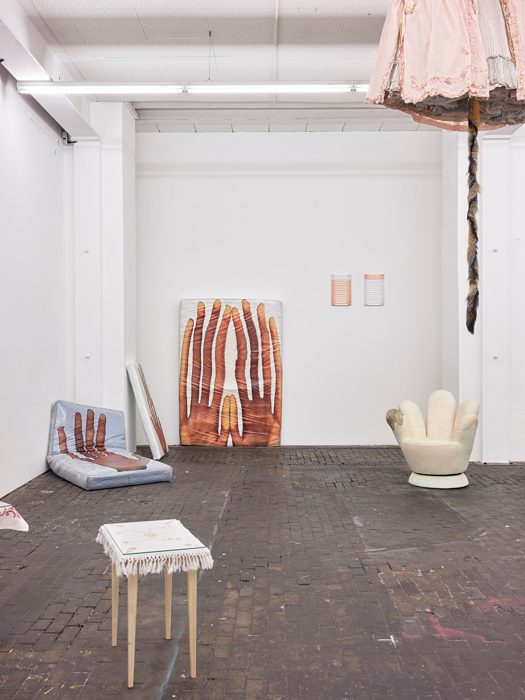 Exhibition View Group Show «Stitches: Scènes, corps, décors;  view on Gina Folly, Katharina Hohmann (table), Roman Gysin, Sophie Jung, (l.t.r.)» at Le Commun, Geneva, 2021 / Photo: Nicolas Delaroche Studio / Courtesy: the artists and Le Commun