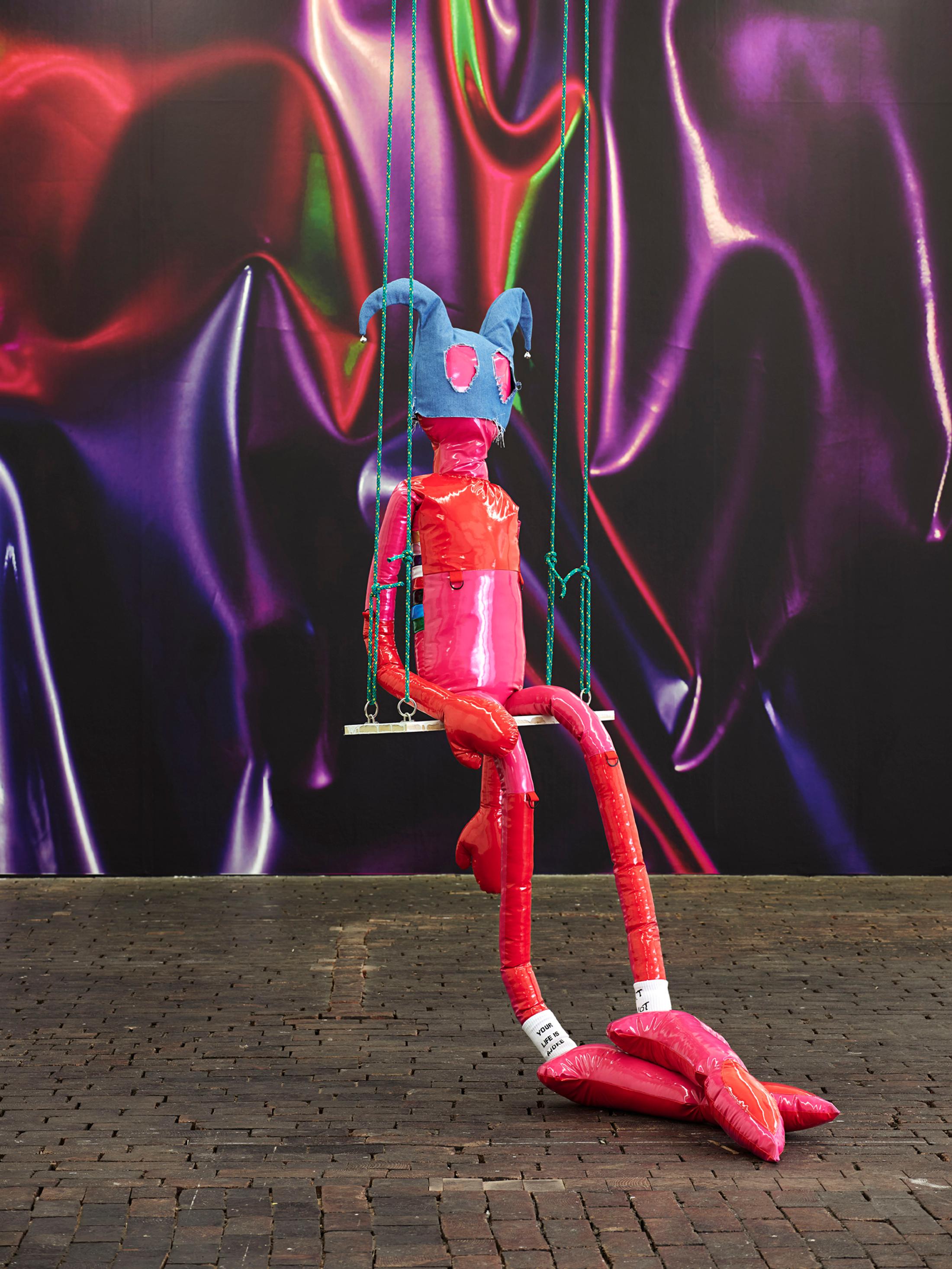 Exhibition View Group Show «Stitches: Scènes, corps, décors;  view on Thomas Liu Le Lann (sculpture), Maëlle Gross (wallpaper)» at Le Commun, Geneva, 2021 / Photo: Nicolas Delaroche Studio / Courtesy: the artists and Le Commun