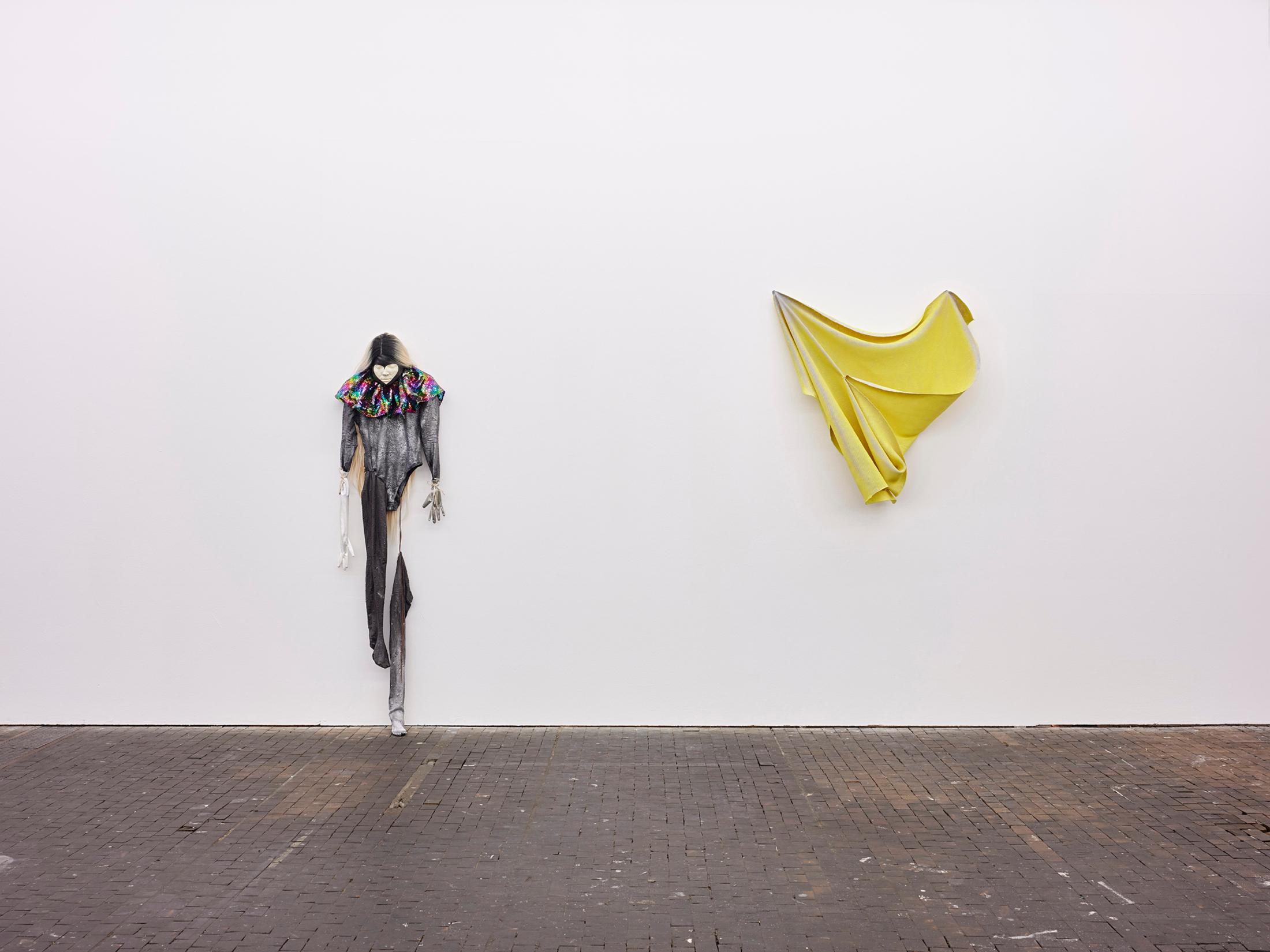 Exhibition View Group Show «Stitches: Scènes, corps, décors;  view on Manon Wertenbroek, Cee Füllemann, (l.t.r.)» at Le Commun, Geneva, 2021 / Photo: Nicolas Delaroche Studio / Courtesy: the artists and Le Commun