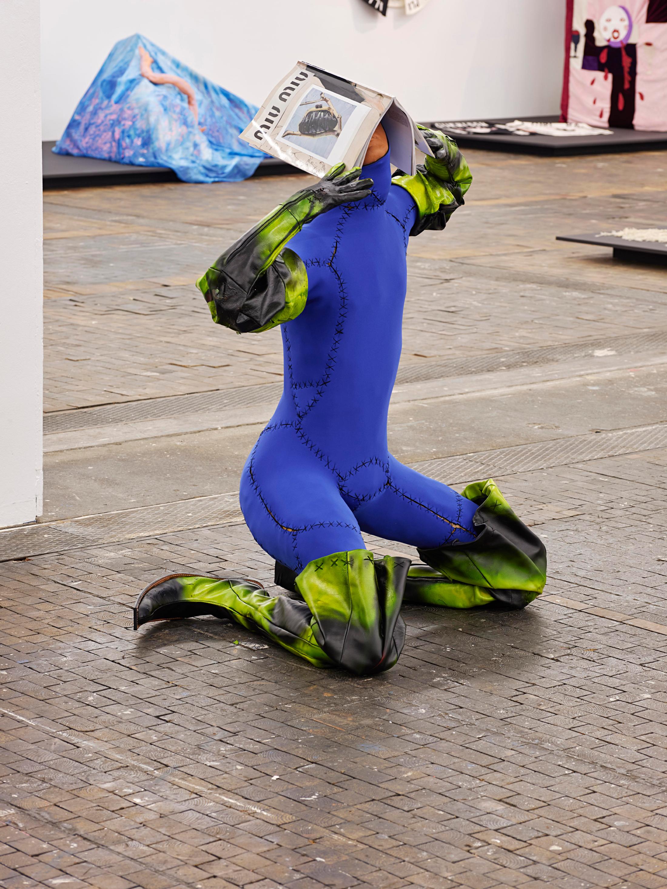 Exhibition View Group Show «Stitches: Scènes, corps, décors;  view on James Bantone (sculpture)» at Le Commun, Geneva, 2021 / Photo: Nicolas Delaroche Studio / Courtesy: the artists and Le Commun