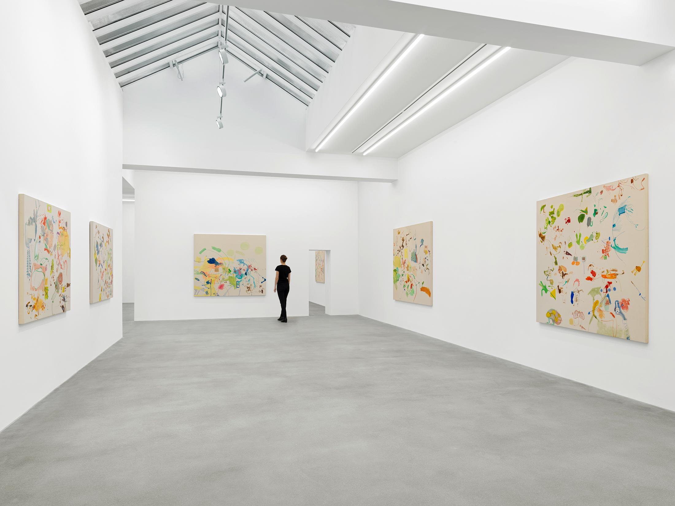 Exhibition View Sue Williams Soloshow at Galerie Eva Presenhuber, Waldmannstrasse, Zurich, 2020 / Photo: Stefan Altenburger / © Sue Williams / Courtesy the artist and Galerie Eva Presenhuber, Zurich / New York