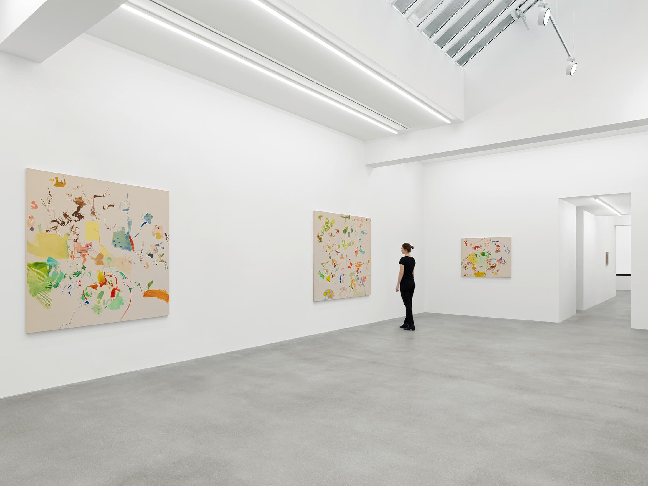Exhibition View Sue Williams Soloshow at Galerie Eva Presenhuber, Waldmannstrasse, Zurich, 2020 / Photo: Stefan Altenburger / © Sue Williams / Courtesy the artist and Galerie Eva Presenhuber, Zurich / New York