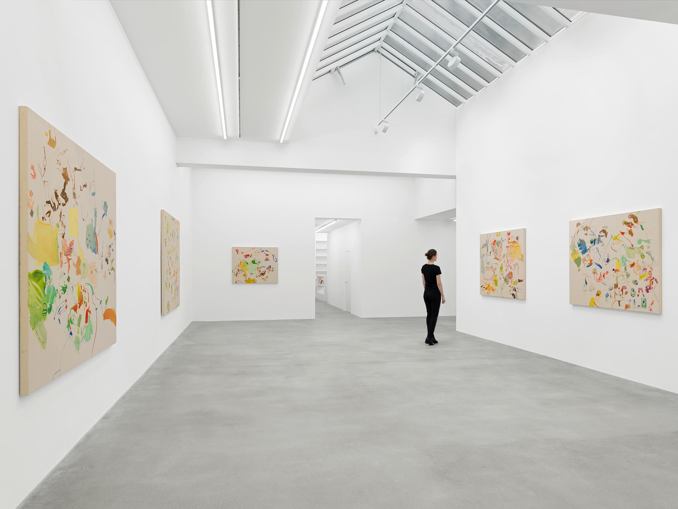 Exhibition View Sue Williams Soloshow at Galerie Eva Presenhuber, Waldmannstrasse, Zurich, 2020 / Photo: Stefan Altenburger / © Sue Williams / Courtesy the artist and Galerie Eva Presenhuber, Zurich / New York