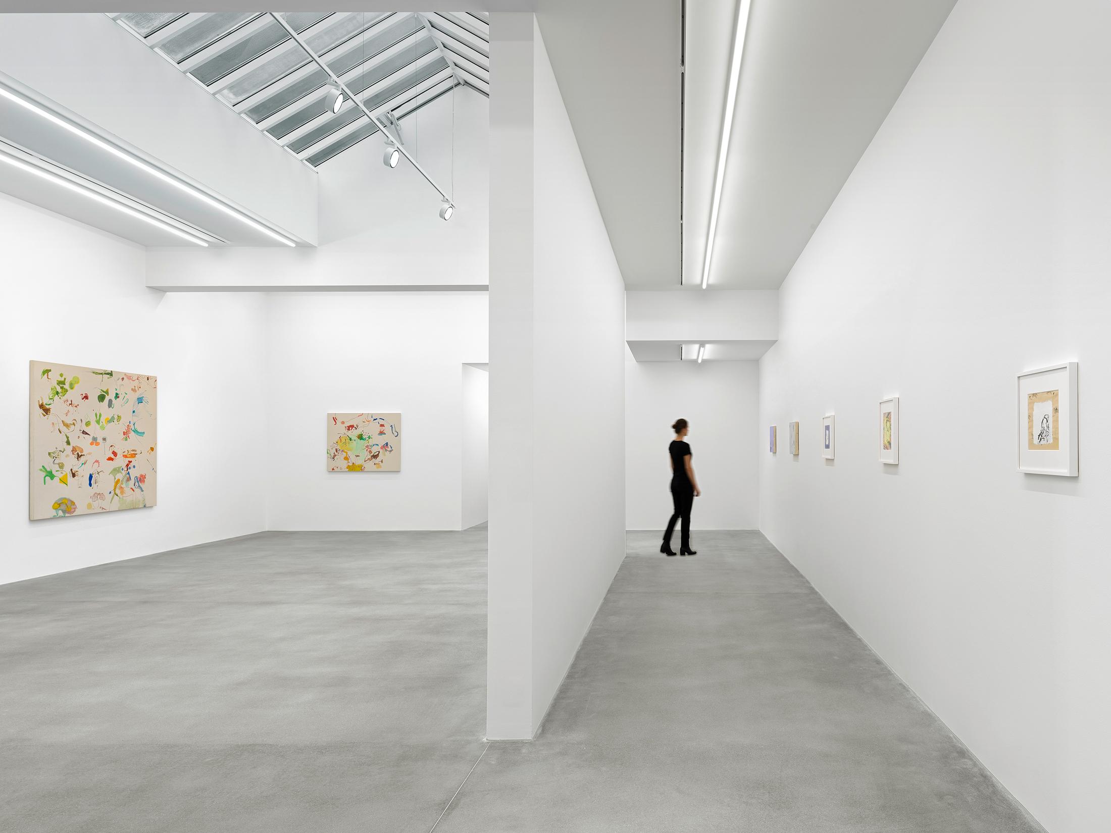Exhibition View Sue Williams Soloshow at Galerie Eva Presenhuber, Waldmannstrasse, Zurich, 2020 / Photo: Stefan Altenburger / © Sue Williams / Courtesy the artist and Galerie Eva Presenhuber, Zurich / New York