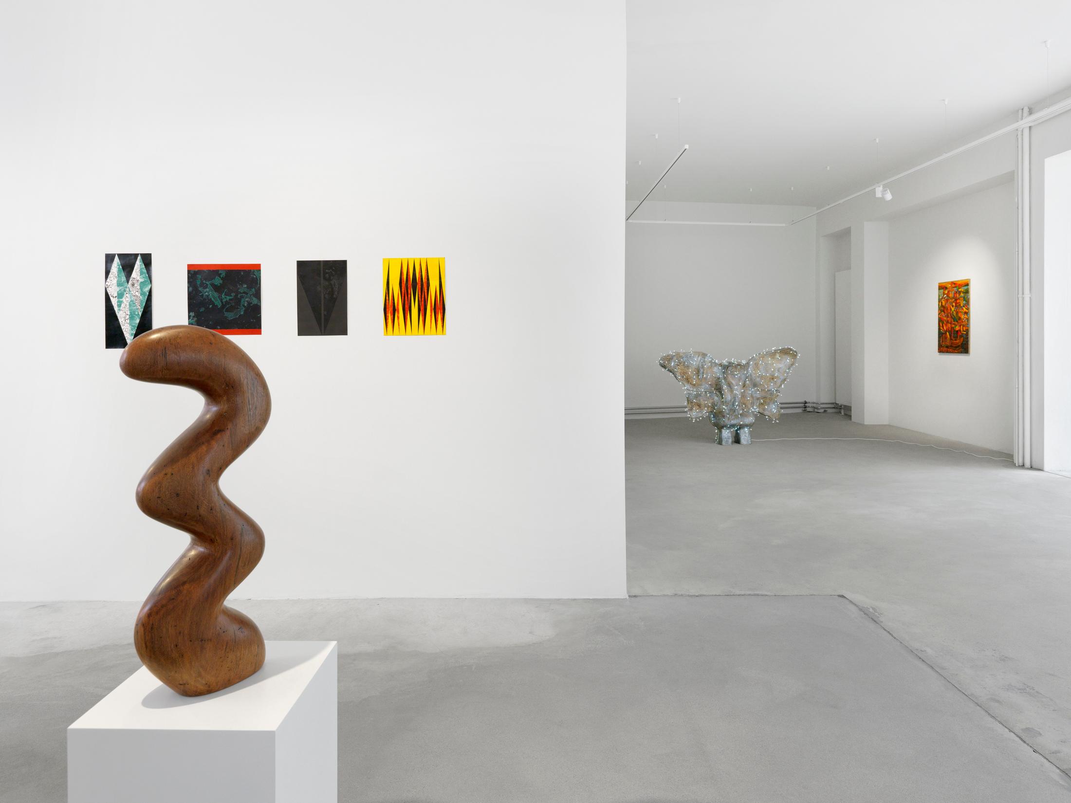 Exhibition View Groupshow «Swiss Made, Chapter II; view on Claudia Comte, Boogy Snake, 2020, Damián Navarro, Fiscal Fenouil, 2020, Le doigt vert, 2020, Verveine, 2020 and Rita Formol, 2020, Denis Savary, Lullaby, 2018 and Mathis Gasser, Flaggenschiff, 2009 - 2010» at Ribordy Thetaz, Geneva, 2020 / Photo: Annik Wetter / Courtesy: the artists and Ribordy Thetaz