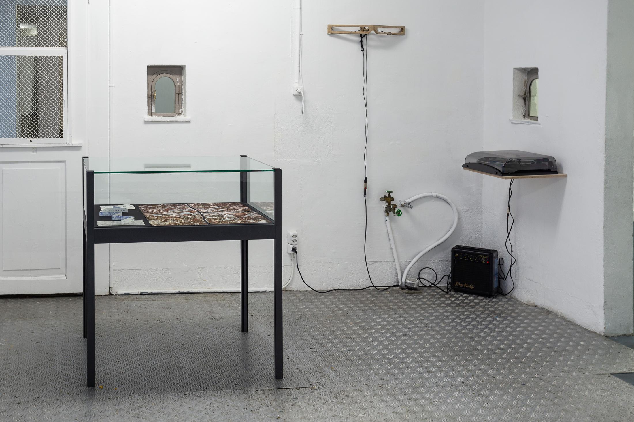 Exhibition View Groupshow «The Big Rip. Bounce, Chill or Crunch?; view on Robert Smithson, Ephemera with invitation cards (detail), 1969 and Aline Zeltner, Sound Object, 2010» at Last Tango, Zurich, 2019 / Photo: Kilian Bannwart / Courtesy: the artist and Last Tango, Zurich