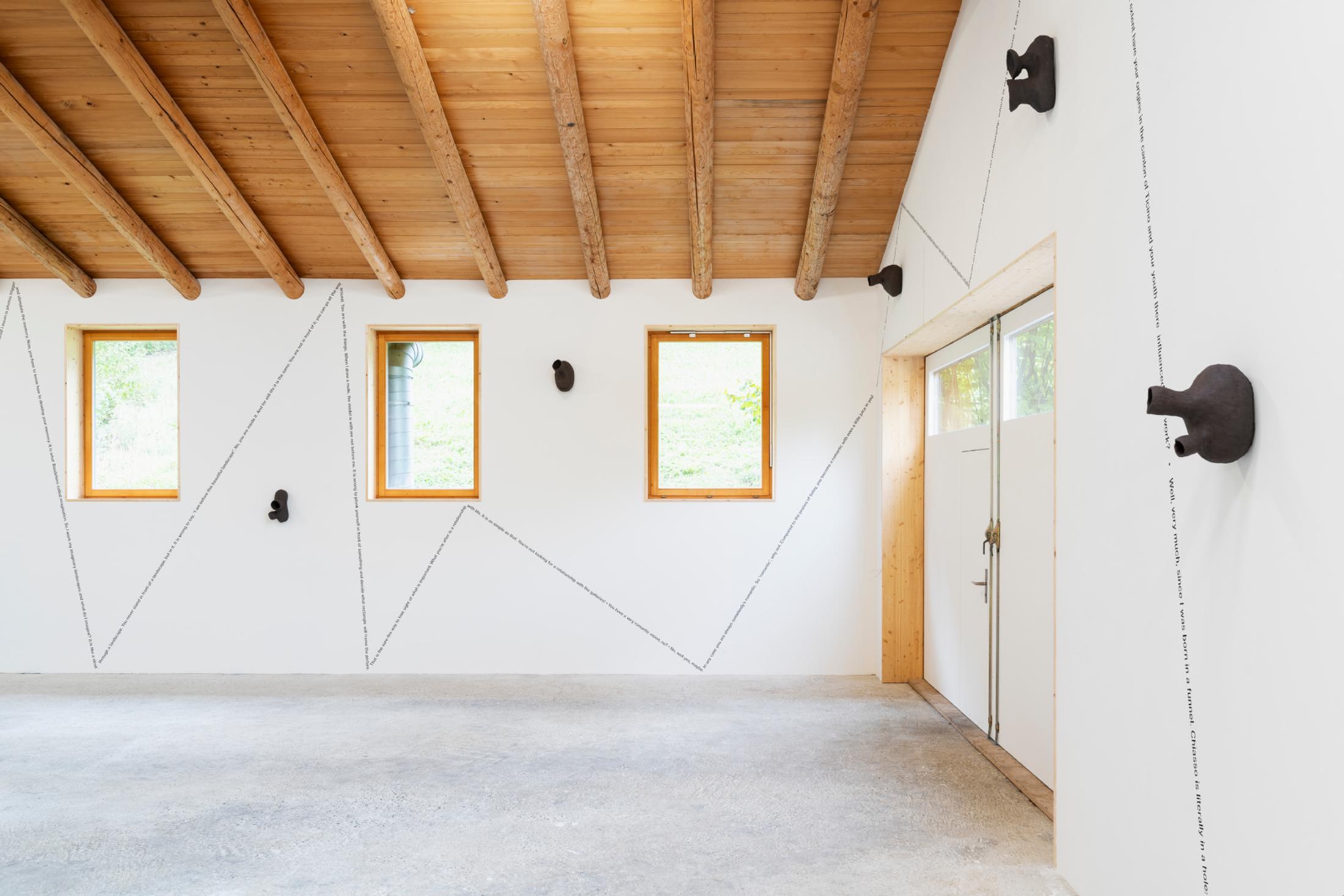 Exhibition View Group Show «This Morning, in the Sweet Torpor of the Great Forest, is Like Every Morning in the World; view on Solange Pessoa, Untitled, 2019, ceramic, 32 × 22 × 33 cm and Claudia Comte & Adeline Mollard, Pietro Sarto (The Interview Wall Paintings), 2007/20, Acrylic wall painting, Dimensions determined space» at Country SALTS, Bennwil, 2020 / Photo: Gunnar Meier / Courtesy: the artist and König Gallery, Berlin / London & Gladstone Gallery, New York / Brussels