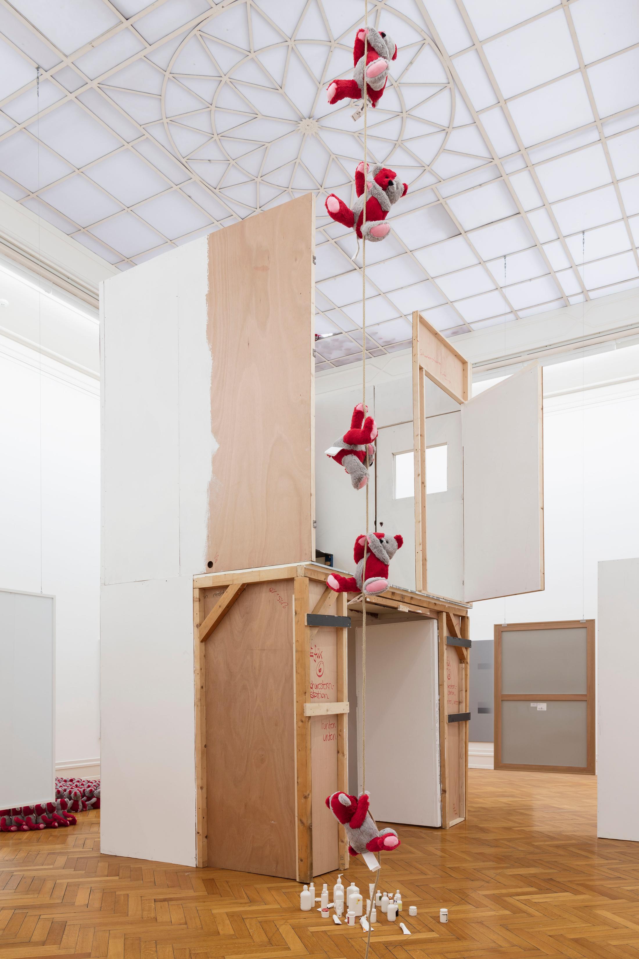 Exhibition View Tobias Kaspar «Independence» at Kunsthalle Bern, 2018 / Photo: Gunnar Meier / Courtesy: the artist and Kunsthalle Bern