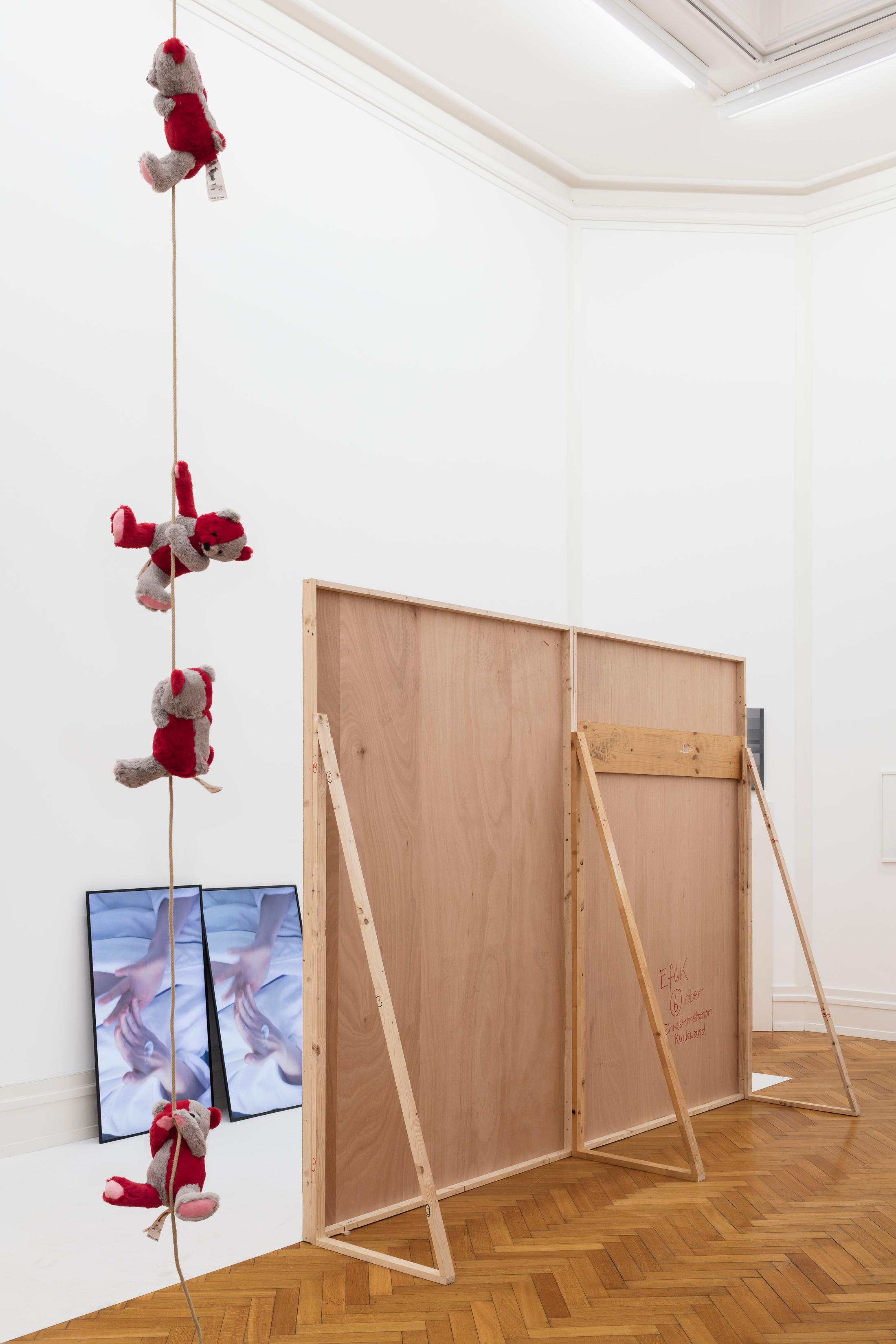 Exhibition View Tobias Kaspar «Independence» at Kunsthalle Bern, 2018 / Photo: Gunnar Meier / Courtesy: the artist and Kunsthalle Bern
