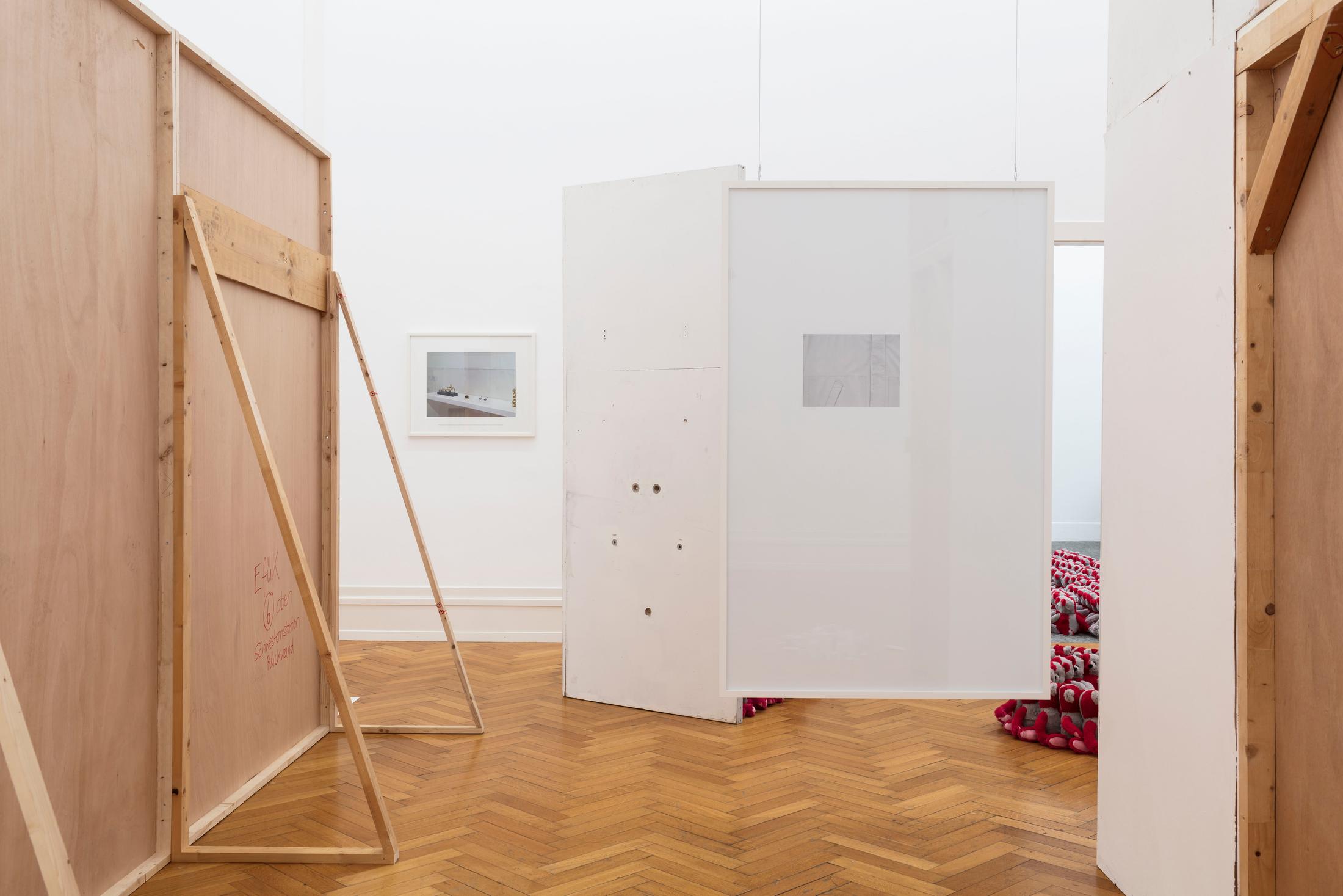 Exhibition View Tobias Kaspar «Independence» at Kunsthalle Bern, 2018 / Photo: Gunnar Meier / Courtesy: the artist and Kunsthalle Bern