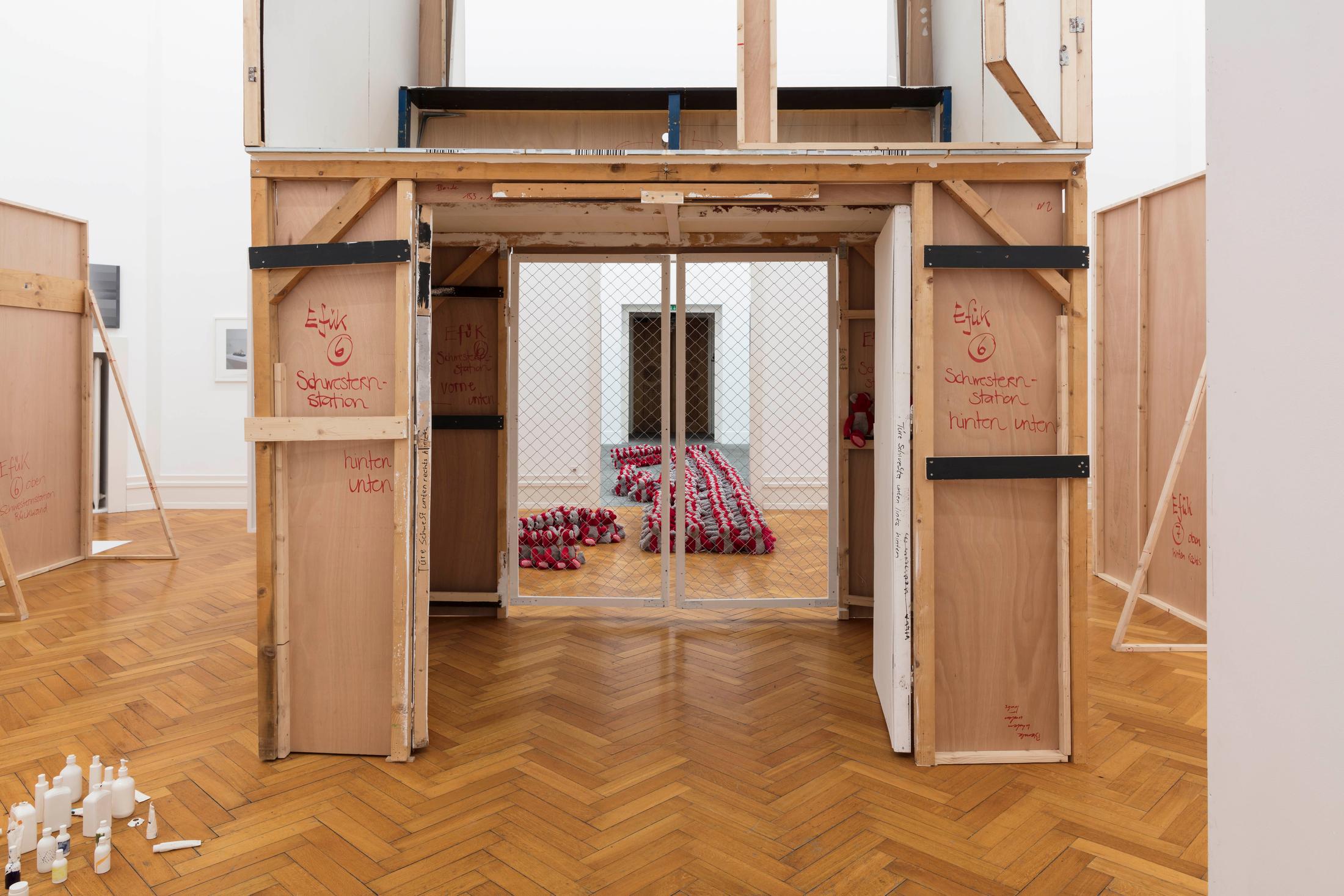 Exhibition View Tobias Kaspar «Independence» at Kunsthalle Bern, 2018 / Photo: Gunnar Meier / Courtesy: the artist and Kunsthalle Bern