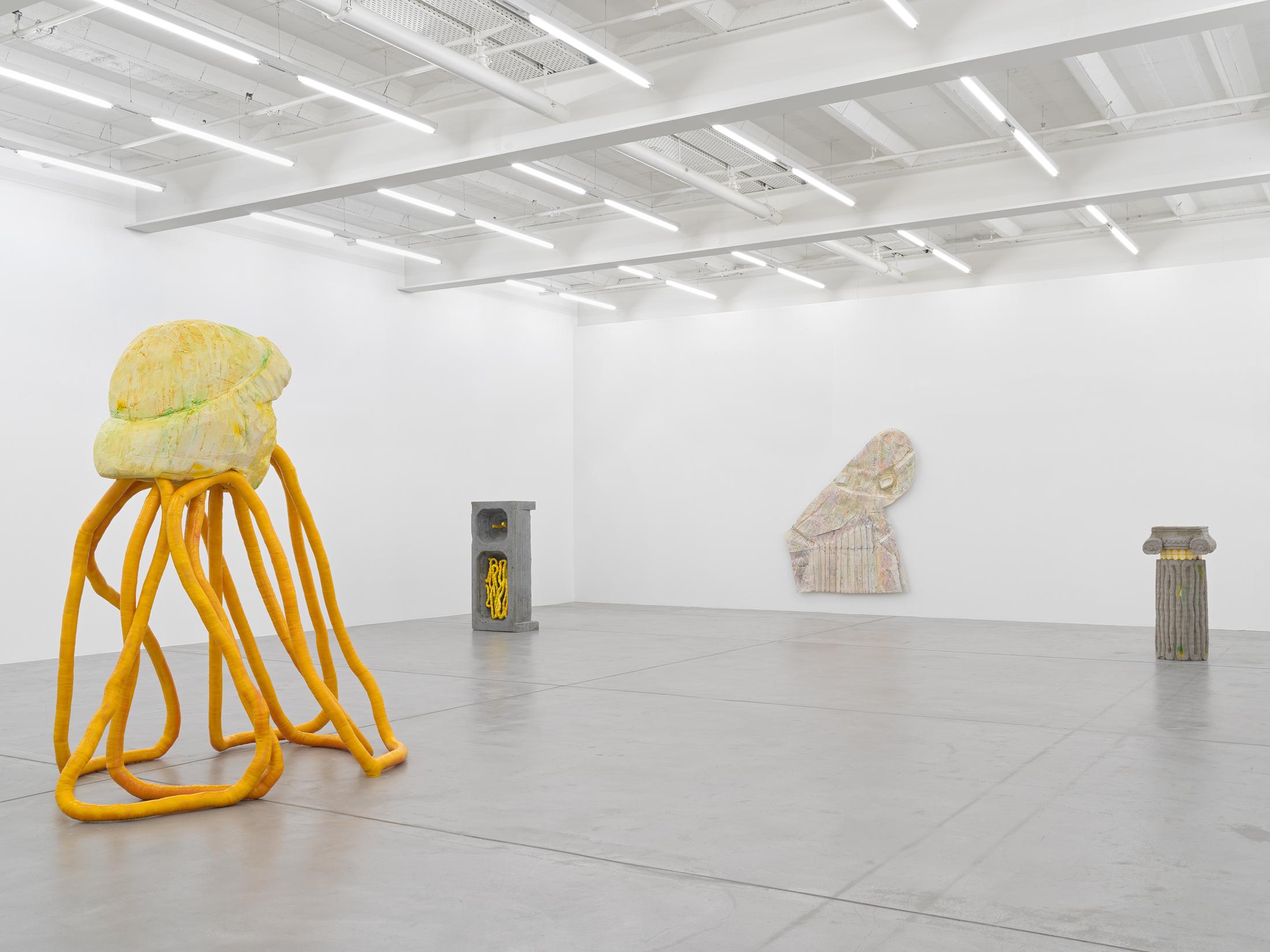 Exhibition View Justin Matherly Soloshow «Pathos the pathetic» at Galerie Eva Presenhuber, Maag Areal, Zurich, 2020 / © Justin Matherly / Photo: Stefan Altenburger / Courtesy: artist, Paula Cooper Gallery, New York and Galerie Eva Presenhuber, Zurich / New York