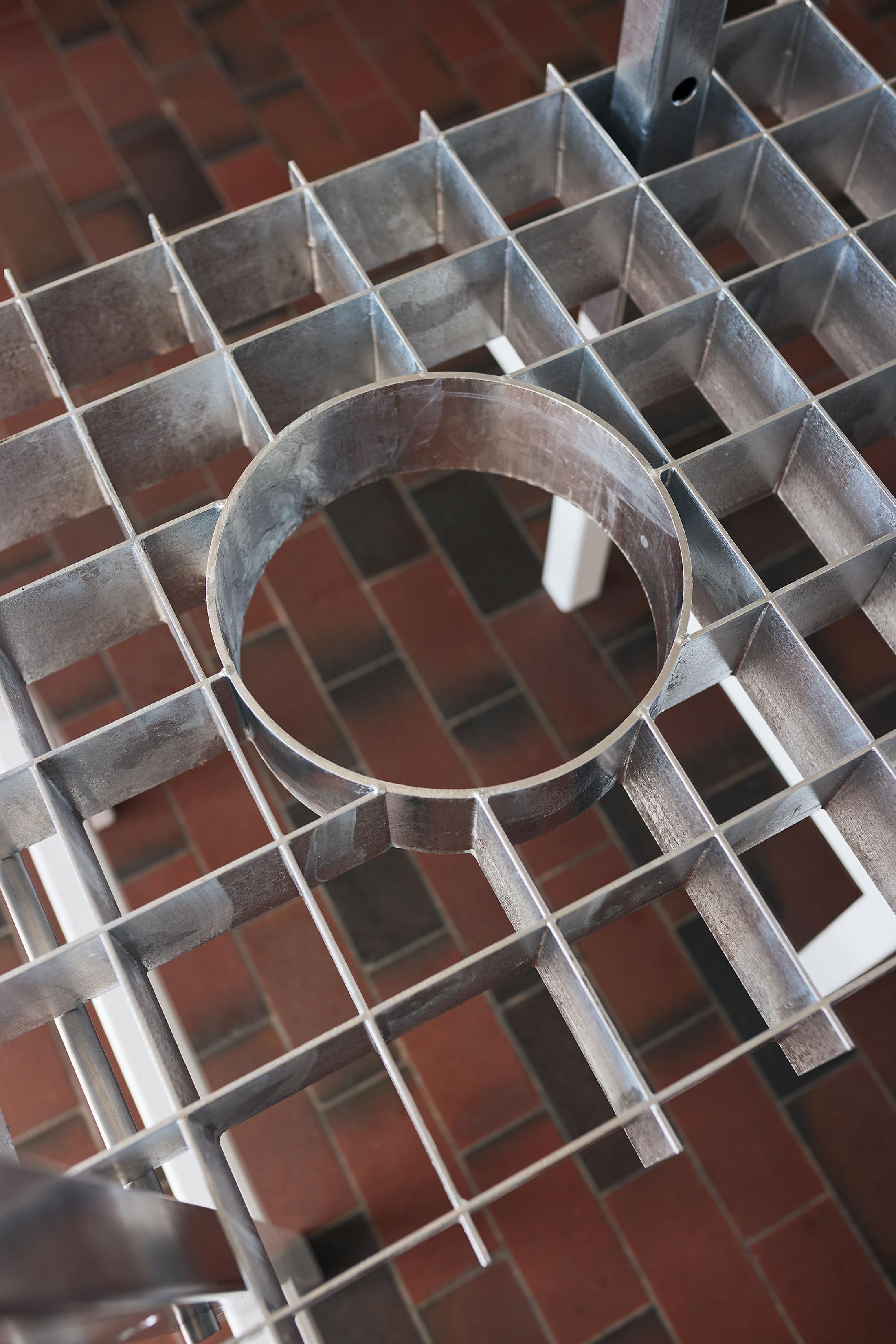 Exhibition View Toni Schmale Solo Show «watersports; view on Toni Schmale, watersports, 2022, detail» at Mayday, Basel, 2022 / Photo: Moritz Schermbach / Courtesy: the artist and Mayday