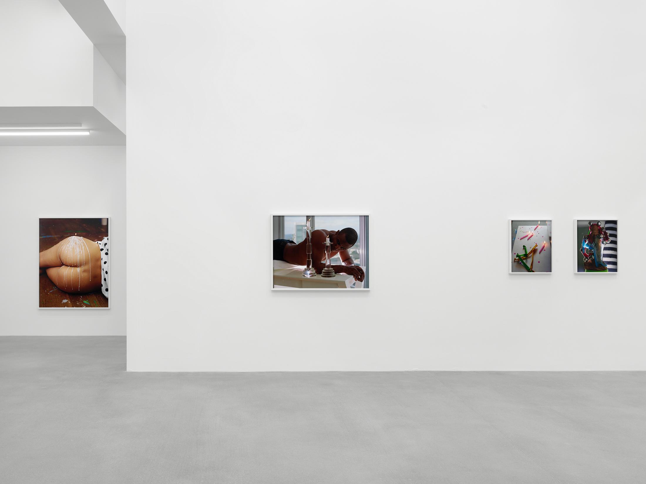 Exhibition View Torbjørn Rødland Solo Show «More Than Tongue Can Tell» at Galerie Eva Presenhuber, Waldmannstrasse, Zurich, 2021 / © Torbjørn Rødland / Photo: Stefan Altenburger / Courtesy: the artist and Galerie Eva Presenhuber