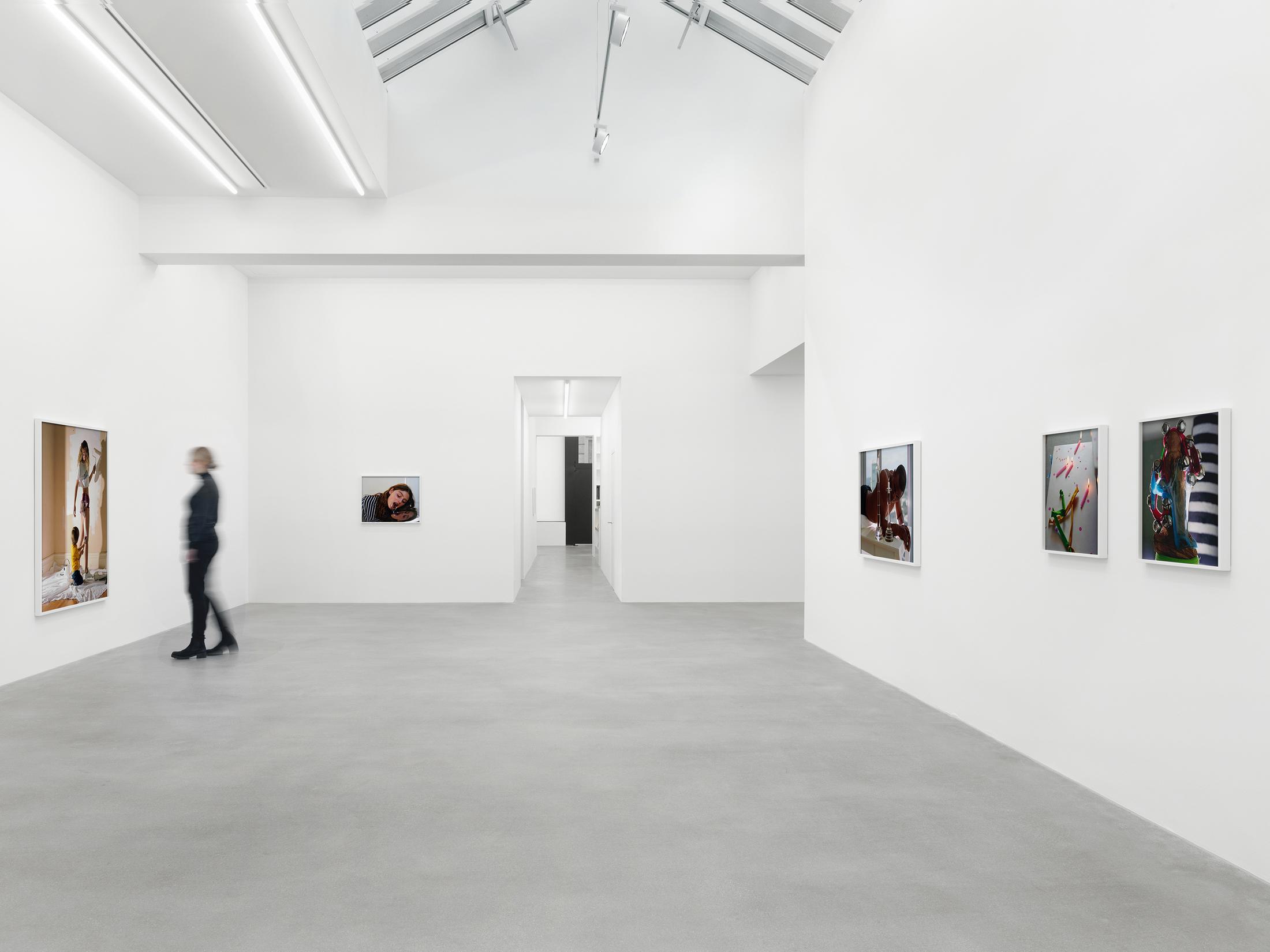 Exhibition View Torbjørn Rødland Solo Show «More Than Tongue Can Tell» at Galerie Eva Presenhuber, Waldmannstrasse, Zurich, 2021 / © Torbjørn Rødland / Photo: Stefan Altenburger / Courtesy: the artist and Galerie Eva Presenhuber