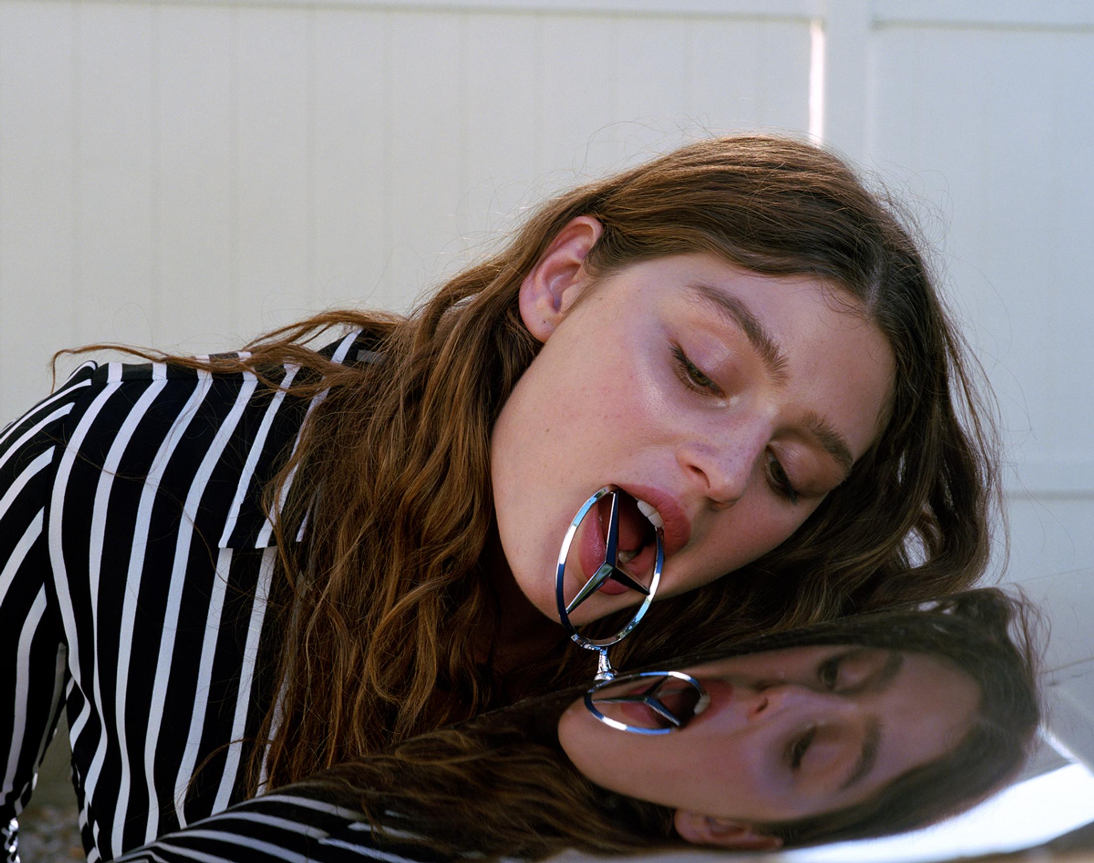 Exhibition View Torbjørn Rødland Solo Show «More Than Tongue Can Tell; view on Torbjørn Rødland, Hood Ornament, 2019, Chromogenic print on Kodak Endura paper, framed, 60 x 76 cm» at Galerie Eva Presenhuber, Waldmannstrasse, Zurich, 2021 / © Torbjørn Rødland / Courtesy: the artist and Galerie Eva Presenhuber