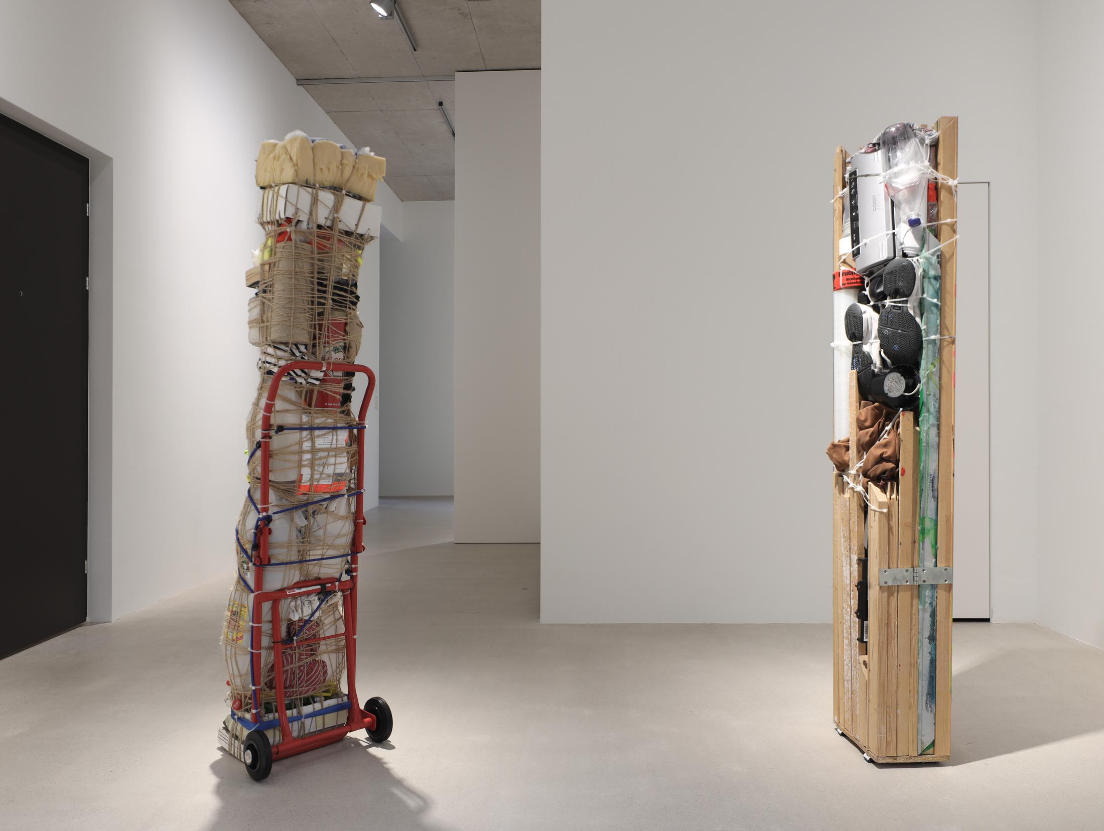 Exhibition View Umut Yasat Soloshow «5/1; view on Der Stapel 14, 2018 and Der Stapel 32, 2019» at Windhager von Kaenel, Zurich, 2020 / Photo: Fabian Windhager / Courtesy: the artist and Windhager von Kaenel