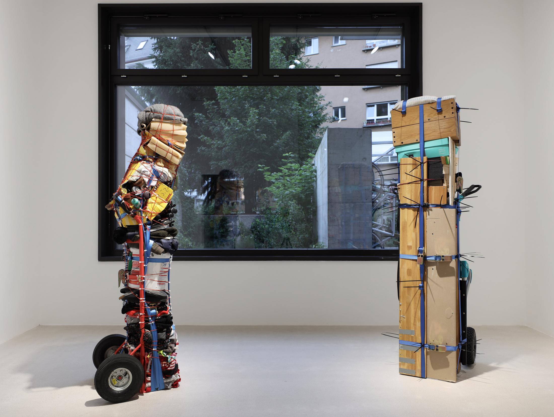 Exhibition View Umut Yasat Soloshow «5/1; view on Der Stapel 26, 2019 and Der Stapel 53, 2020» at Windhager von Kaenel, Zurich, 2020 / Photo: Fabian Windhager / Courtesy: the artist and Windhager von Kaenel