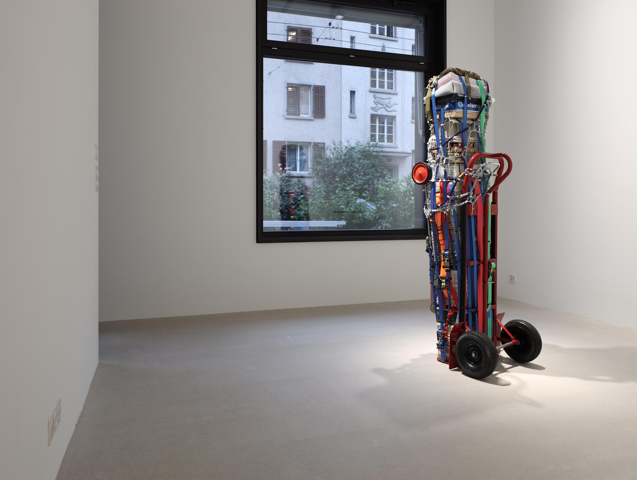 Exhibition View Umut Yasat Soloshow «5/1; view on Der Stapel 3, 2016-17» at Windhager von Kaenel, Zurich, 2020 / Photo: Fabian Windhager / Courtesy: the artist and Windhager von Kaenel