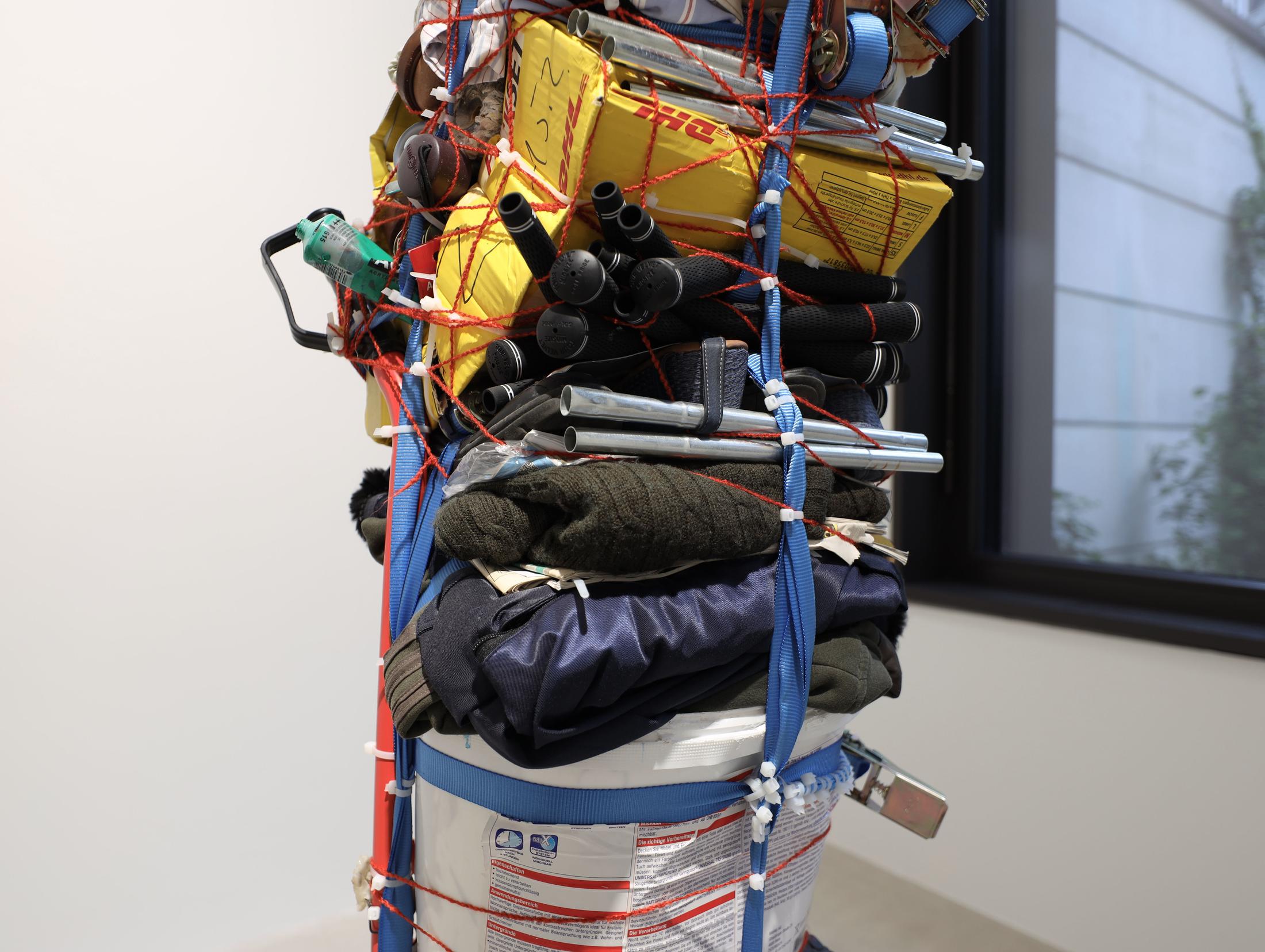 Exhibition View Umut Yasat Soloshow «5/1; view on Der Stapel 26, 2019» at Windhager von Kaenel, Zurich, 2020 / Photo: Fabian Windhager / Courtesy: the artist and Windhager von Kaenel