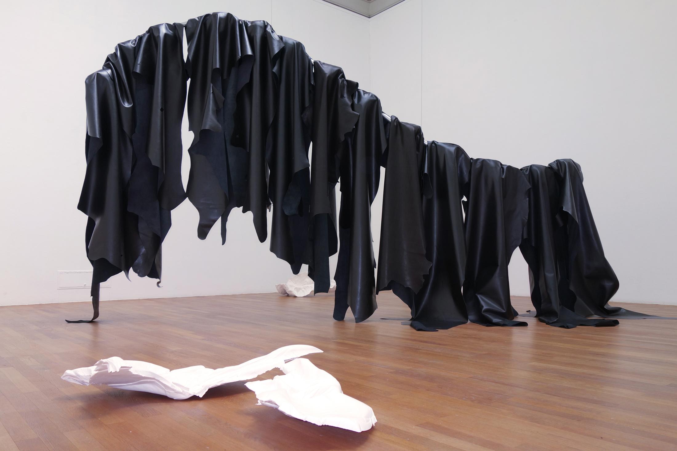 Exhibition View Una Szeemann "In, um es herum und unterhalb" at Kunsthalle