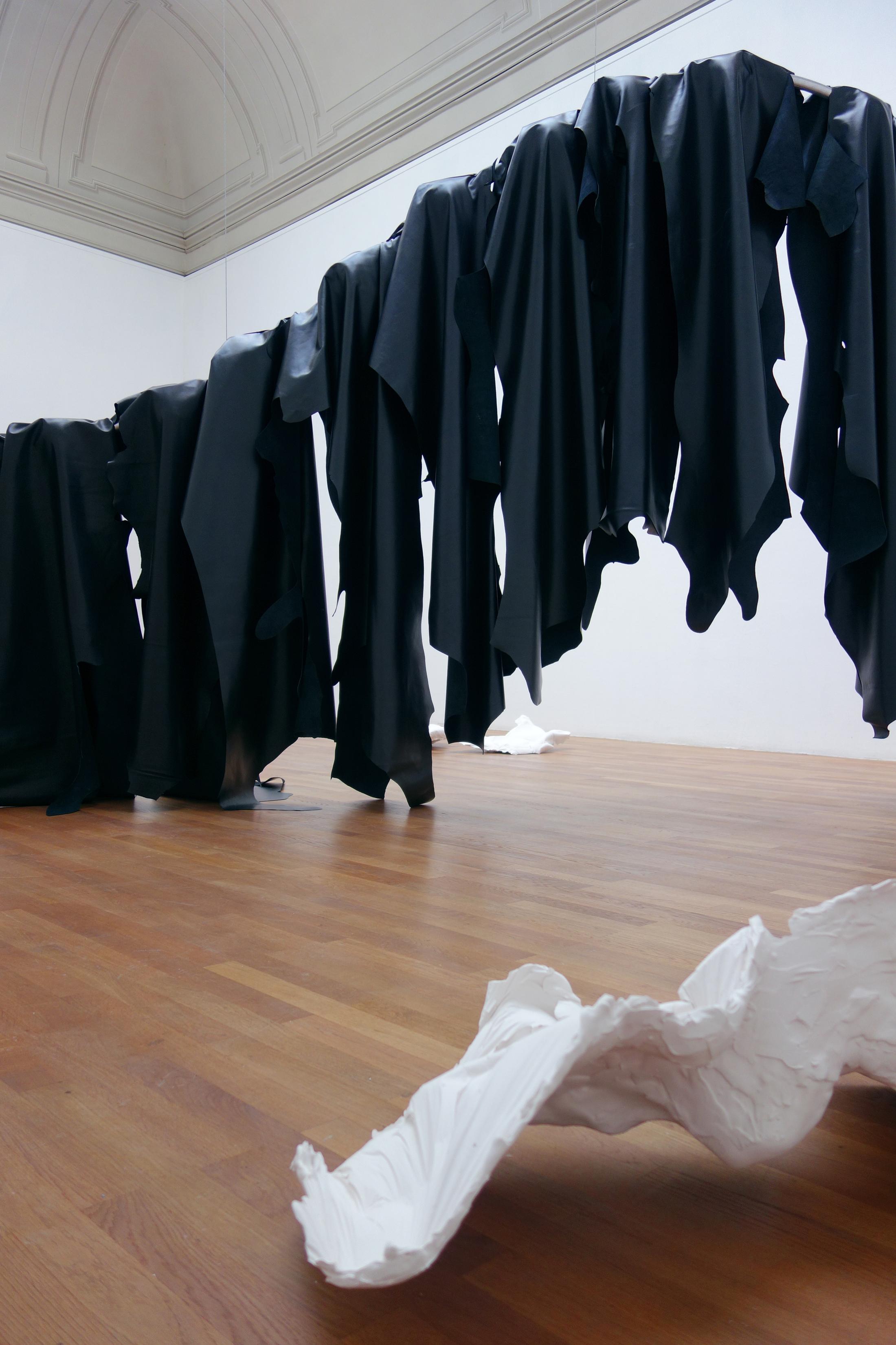 Exhibition View Una Szeemann "In, um es herum und unterhalb" at Kunsthalle