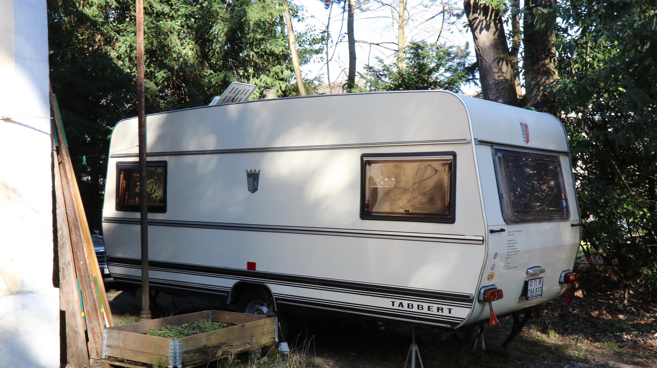 Exhibition View Groupshow «Une Histoire d'Amour; view on Nada, Sonnenstube itinerary offspace, 2020» at Sonnenstube, Lugano, 2020 / Photo: Théa Giglio / Courtesy: the artists, Sonnenstube and one gee in fog