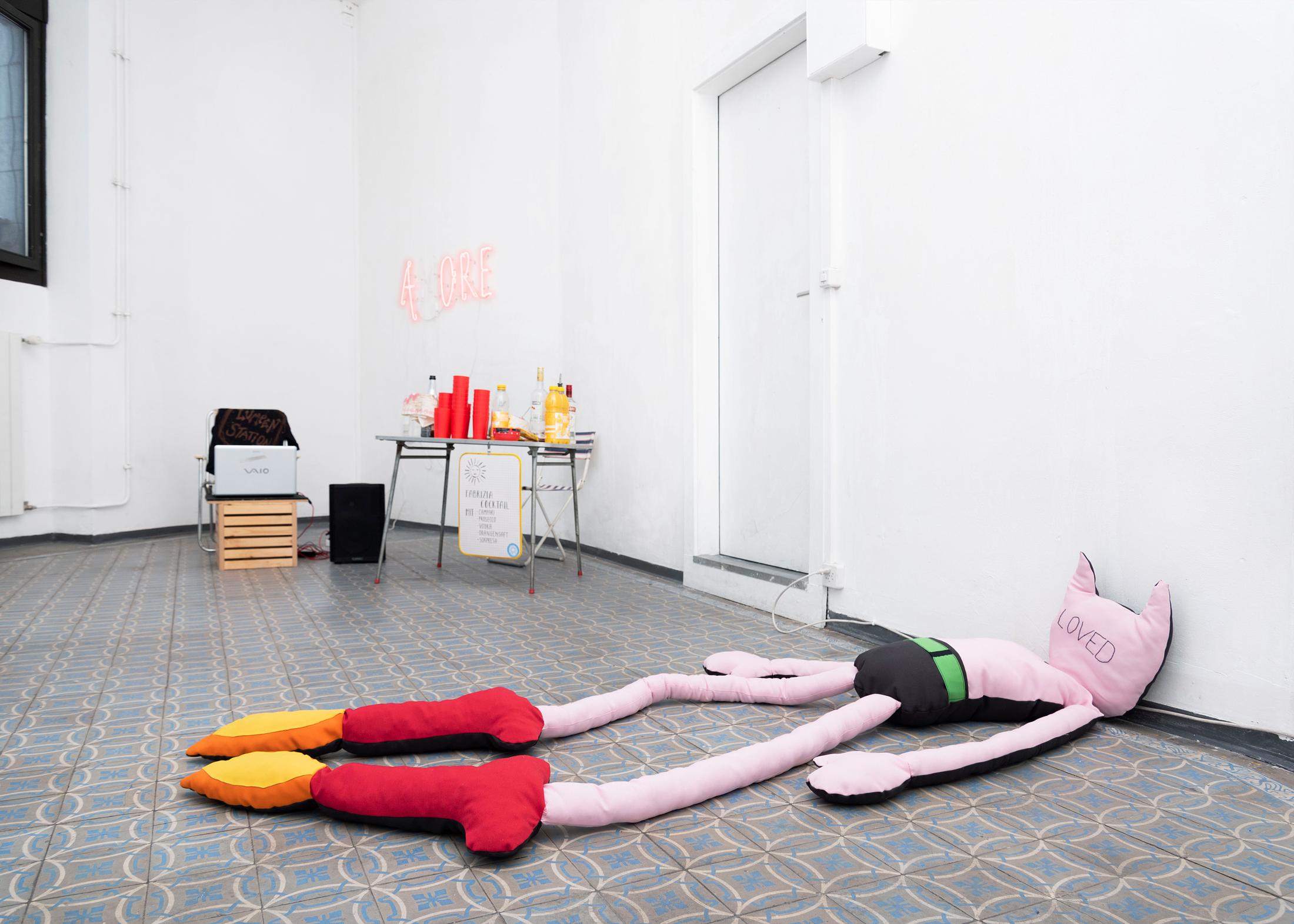 Exhibition View Groupshow «Une Histoire d'Amour; view on Thomas Liu Le Lann, Lumpen Station and Miriam Gili» at Sonnenstube, Lugano, 2020 / Photo: Théa Giglio / Courtesy: the artists, Sonnenstube and one gee in fog