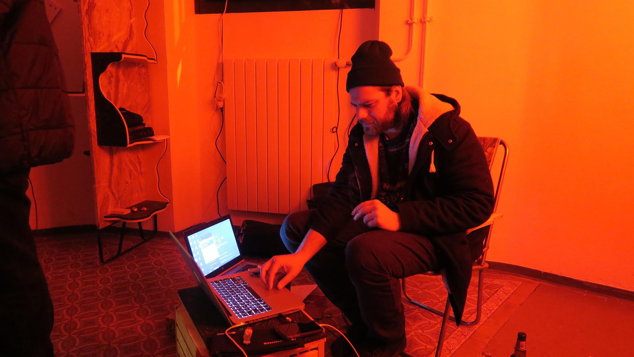 Exhibition View Groupshow «Une Histoire d'Amour; view on Lumpen Stationon air speaker Andrea Marioni with sound pieces by Garance Bonard, Romain Grateau & Camille Stora and Lea Sarde, 2020» at Sonnenstube, Lugano, 2020 / Photo: Théa Giglio / Courtesy: the artists, Sonnenstube and one gee in fog