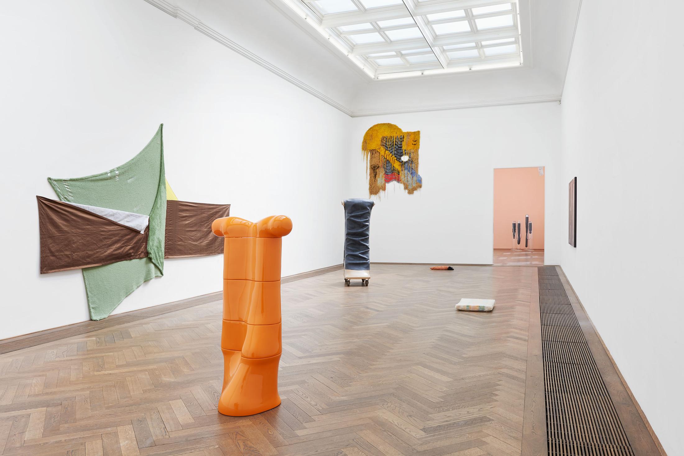 Installation view «Ungestalt», 2017 / © 2017 Kunsthalle Basel. Photo: Philipp Hänger/Kunsthalle Basel